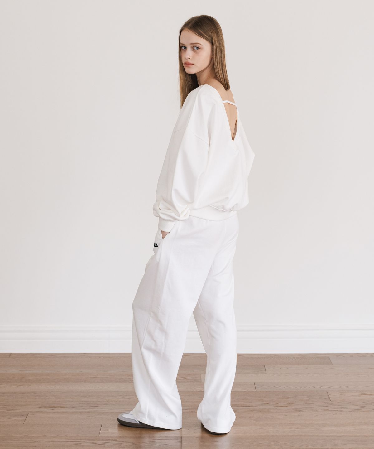 인지액티브(INJIACTIVE) Semi Wide Logo Sweatpants 화이트