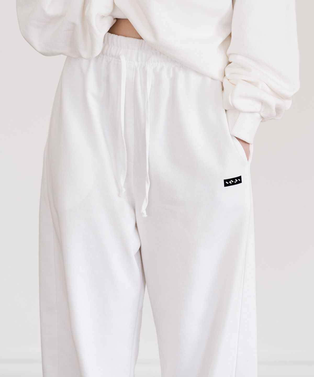 인지액티브(INJIACTIVE) Semi Wide Logo Sweatpants 화이트