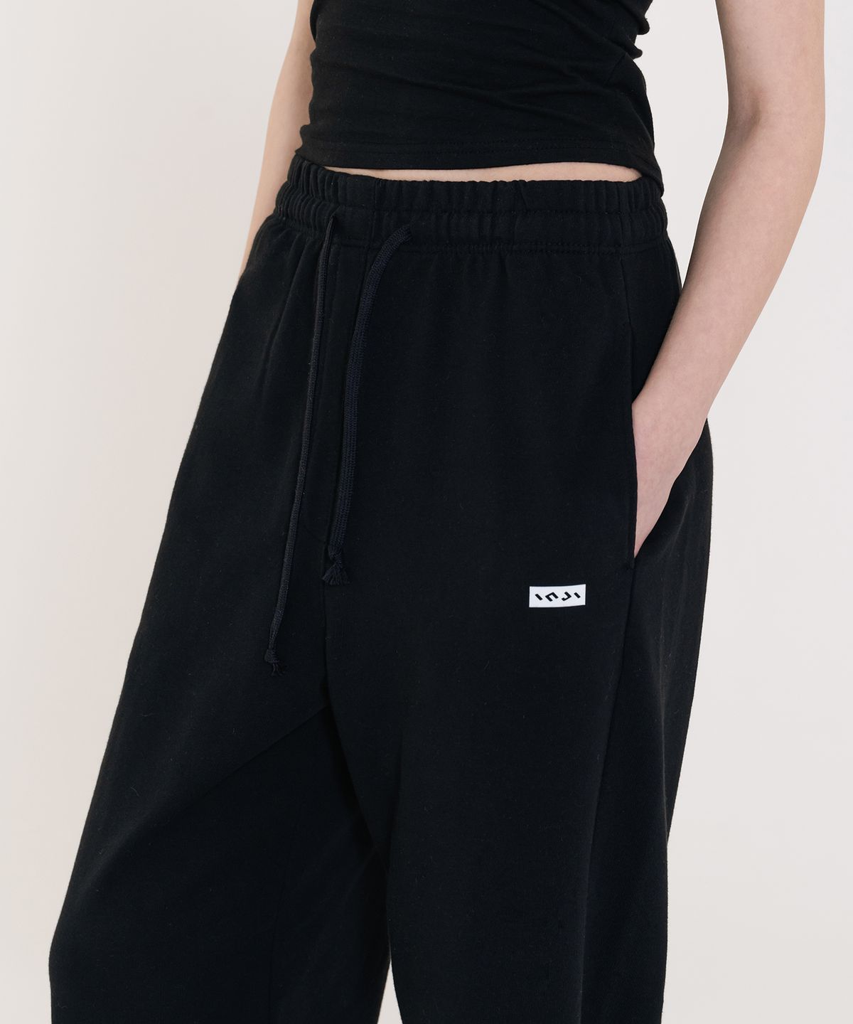 인지액티브(INJIACTIVE) Semi Wide Logo Sweatpants 블랙