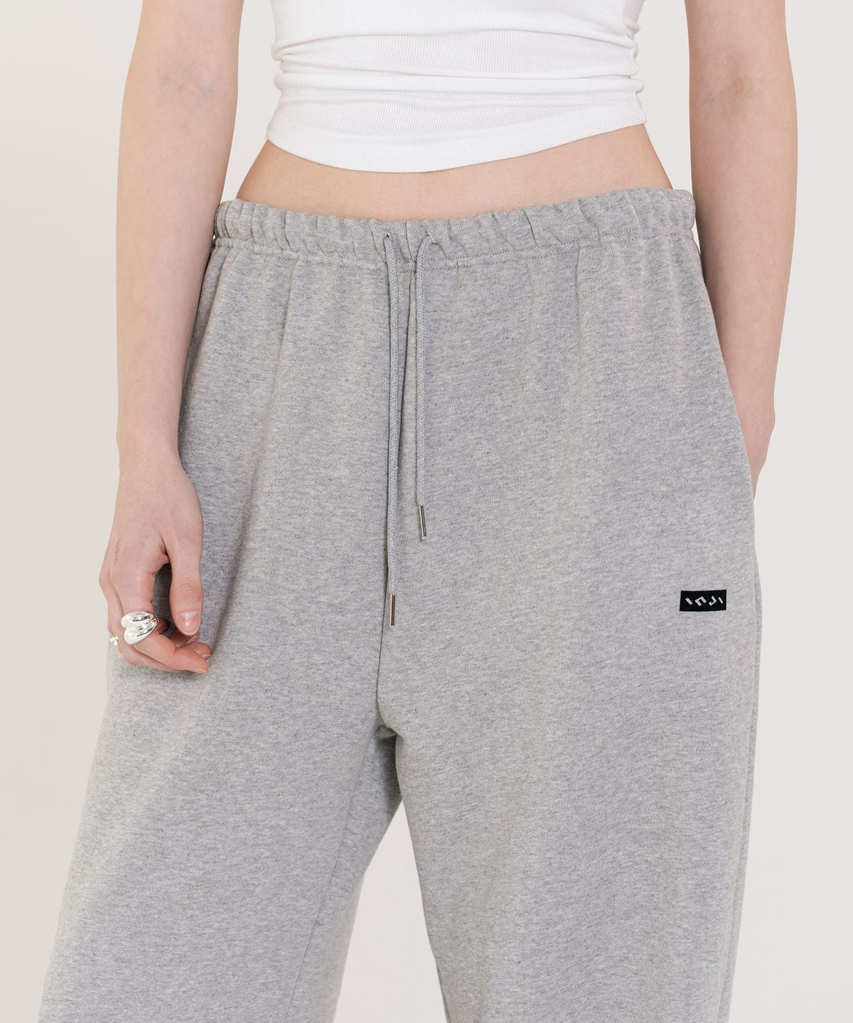 인지액티브(INJIACTIVE) Small Logo Jogger Pants 그레이