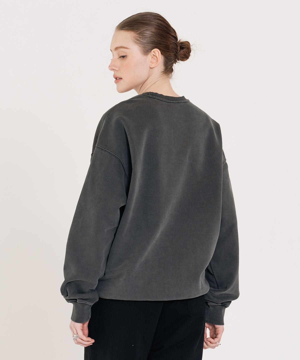 인지액티브(INJIACTIVE) Small Logo Pigment Sweatshirt 블랙