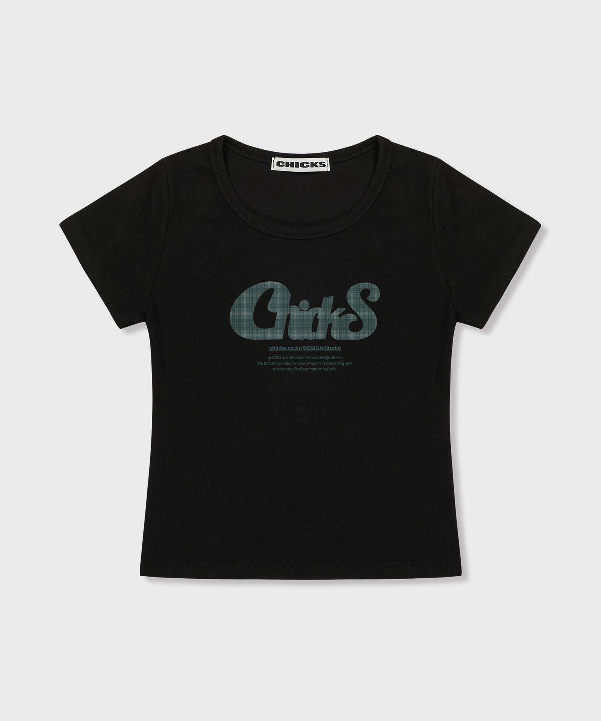 칙스(CHICKS) 체크 패턴 타이포 크롭 슬림핏 반팔 티셔츠 블랙
