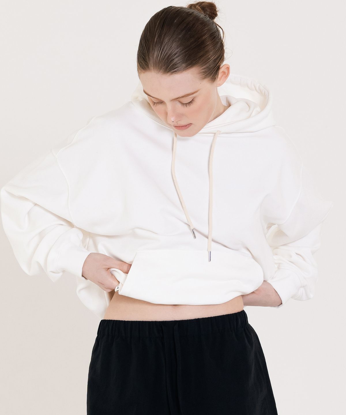 인지액티브(INJIACTIVE) Small Logo Pigment Hoodie 화이트