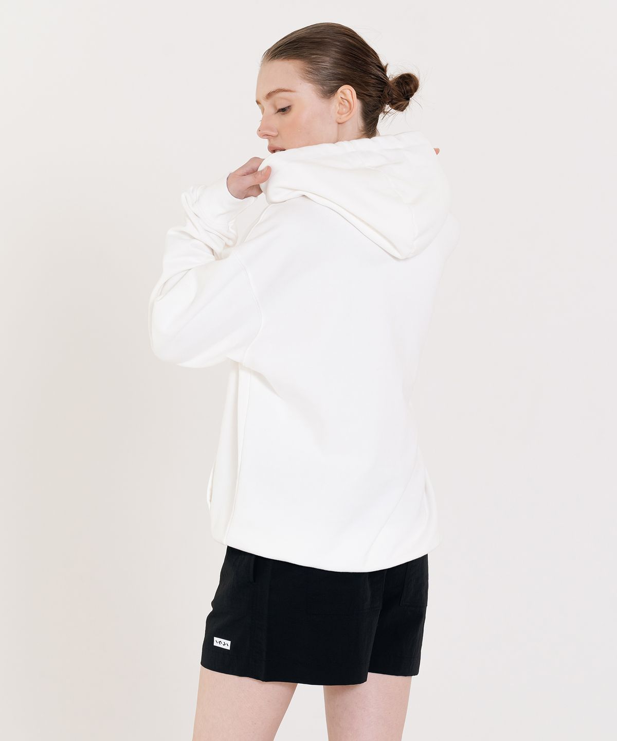 인지액티브(INJIACTIVE) Small Logo Pigment Hoodie 화이트