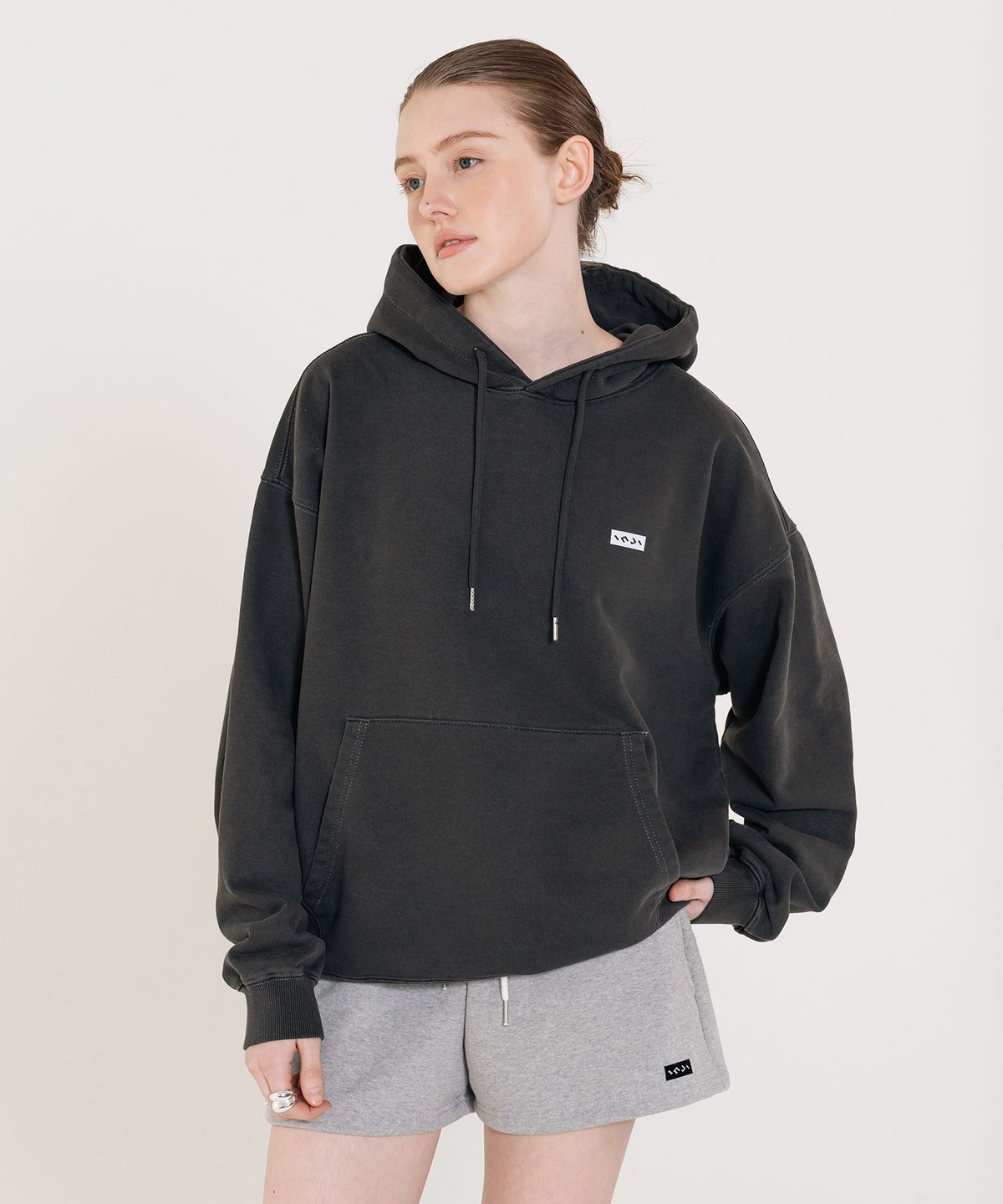 인지액티브(INJIACTIVE) Small Logo Pigment Hoodie 블랙