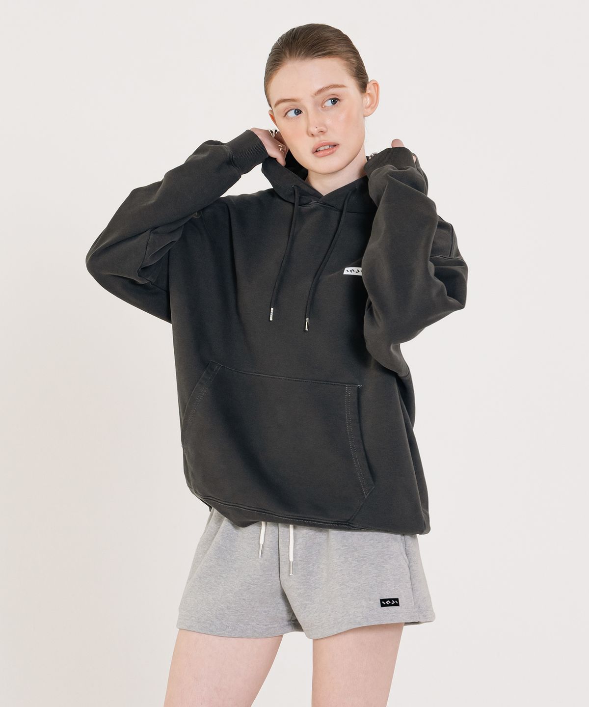 인지액티브(INJIACTIVE) Small Logo Pigment Hoodie 블랙