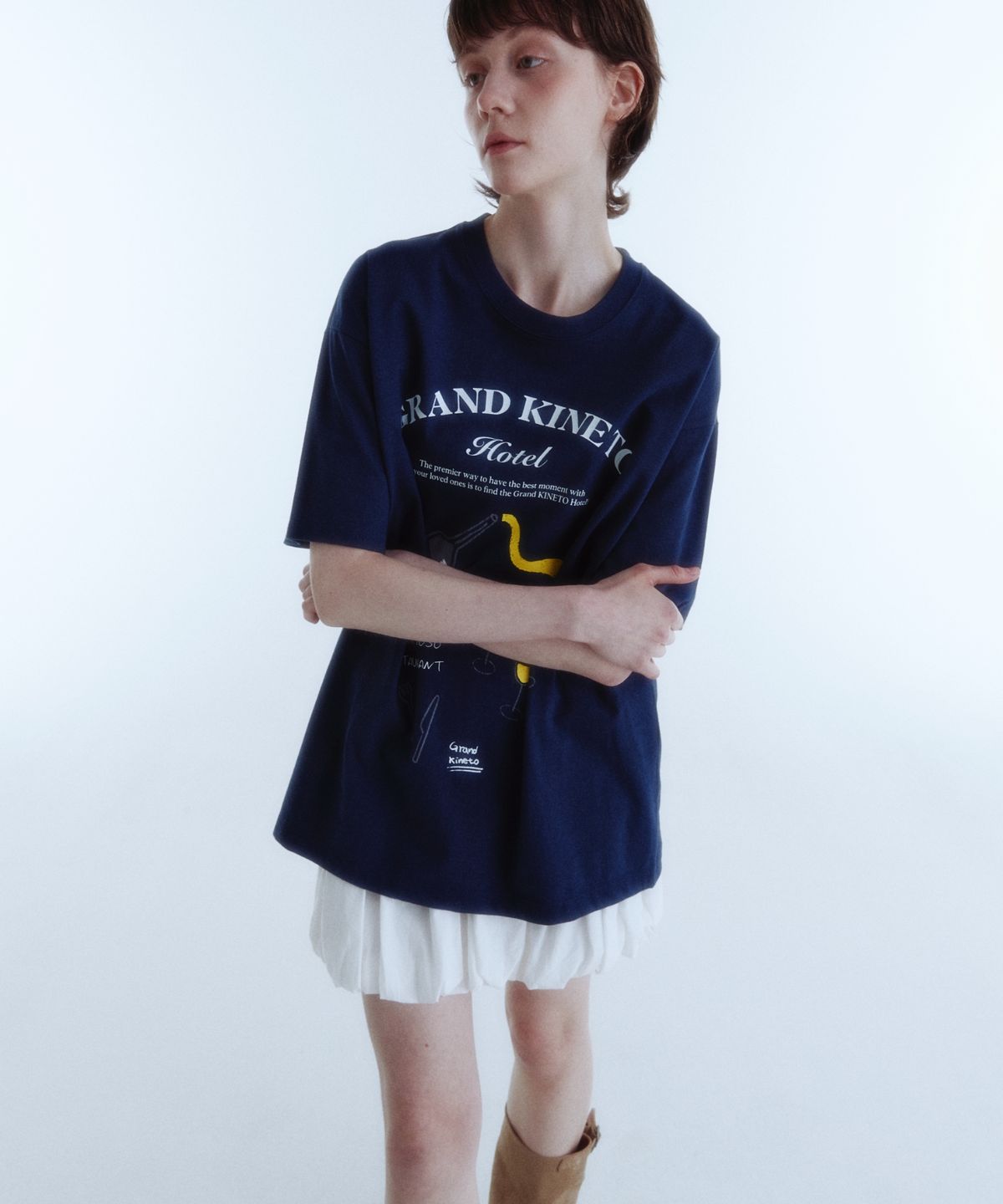 키네토(KINETO) 우먼 그랜드 호텔 레스토랑 티셔츠_빈티지 네이비