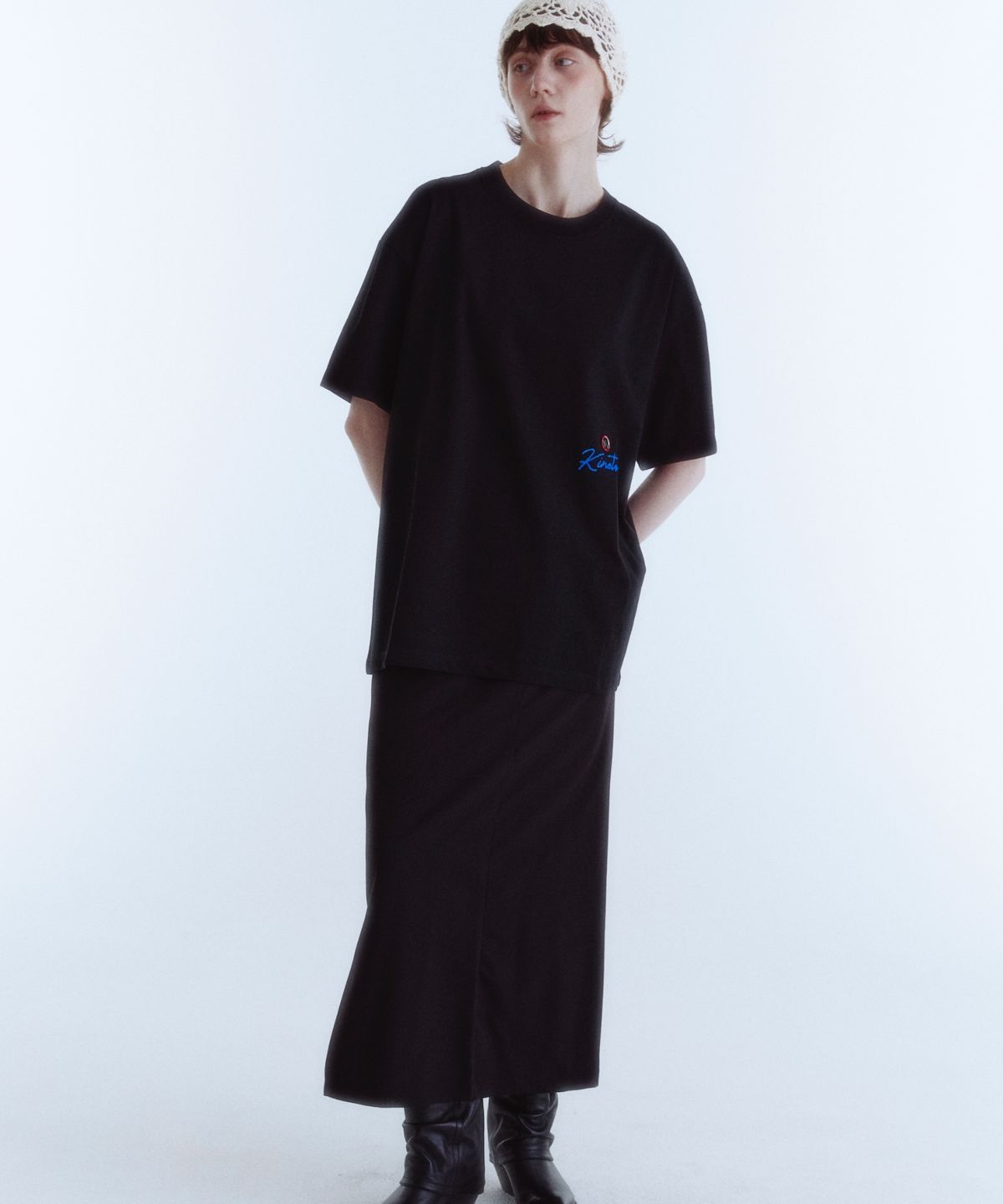 키네토(KINETO) 우먼 클래식 레터링 앰블럼 티셔츠_블랙