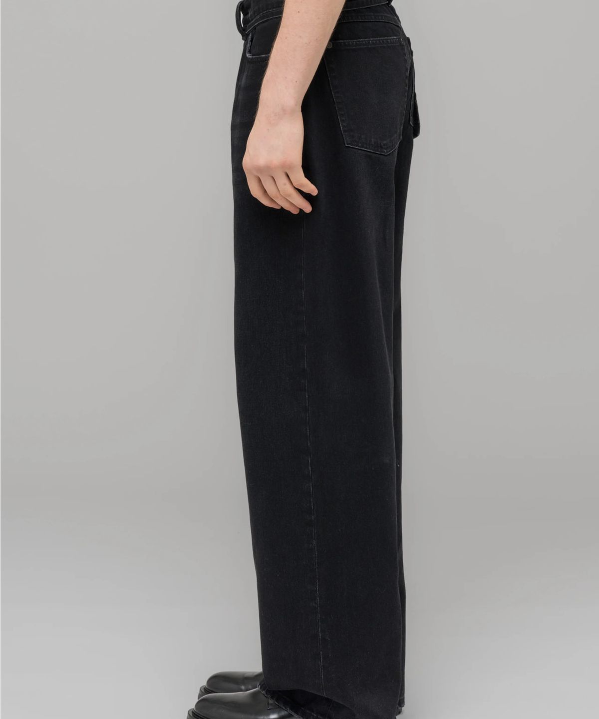 032씨(032C) (U) 다운 투 어스 와이드 레그 진 워시드 블랙 DOWN TO EARTH WIDE LEG JEAN WASHED BLACK