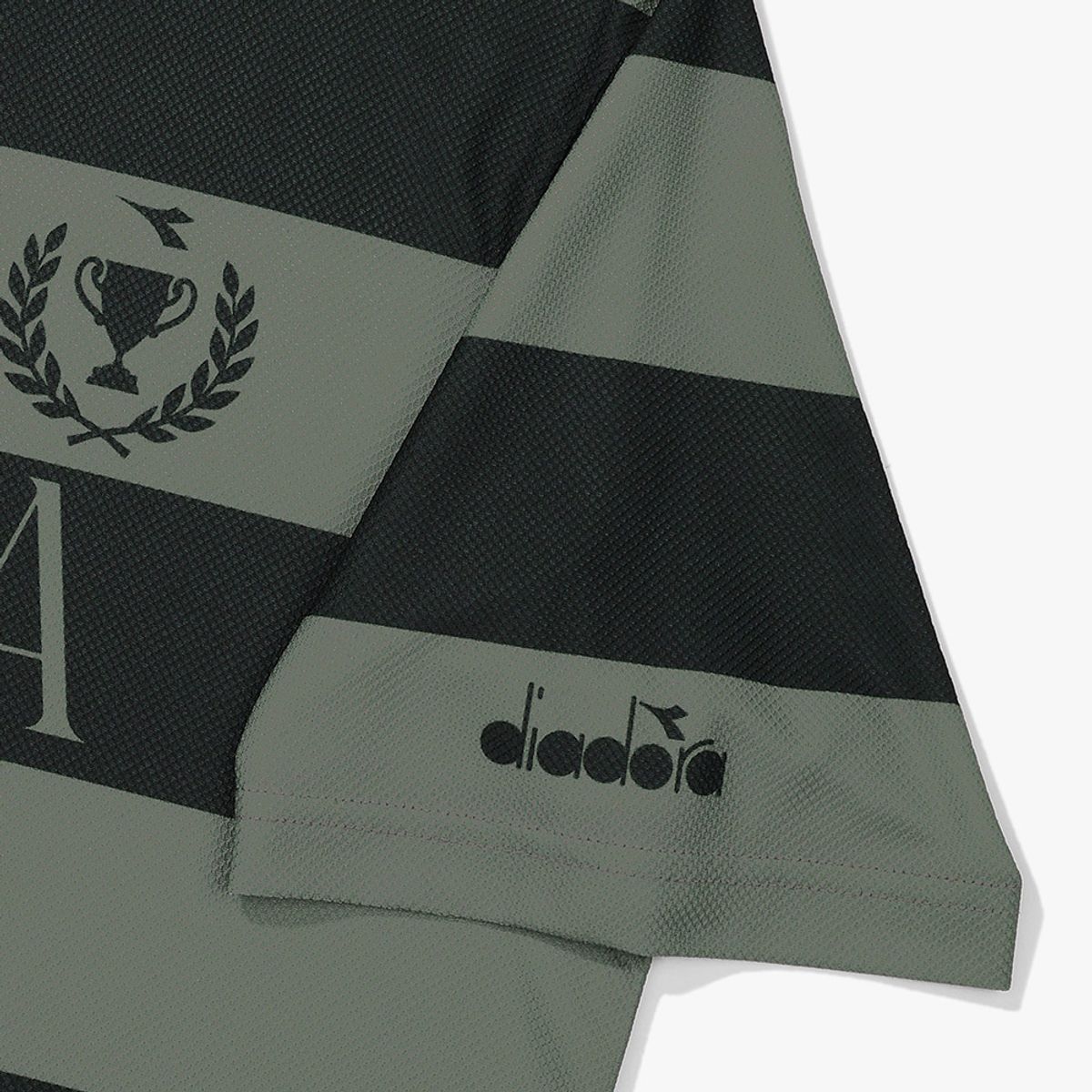 디아도라(diadora) 스트라이프 카라 반팔 티셔츠 KHAKI