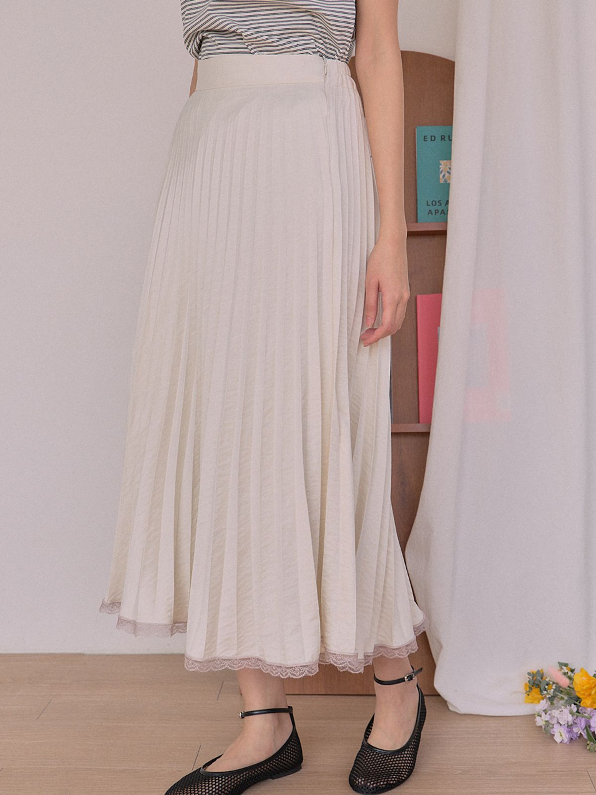 쏘리, 투 머치 러브(SORRY, TOO MUCH LOVE) Floaty Pleated Lace Skirt_Ivory