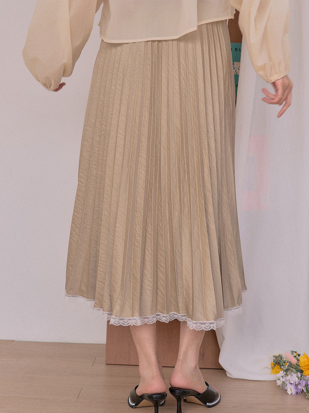 쏘리, 투 머치 러브(SORRY, TOO MUCH LOVE) Floaty Pleated Lace Skirt_Beige