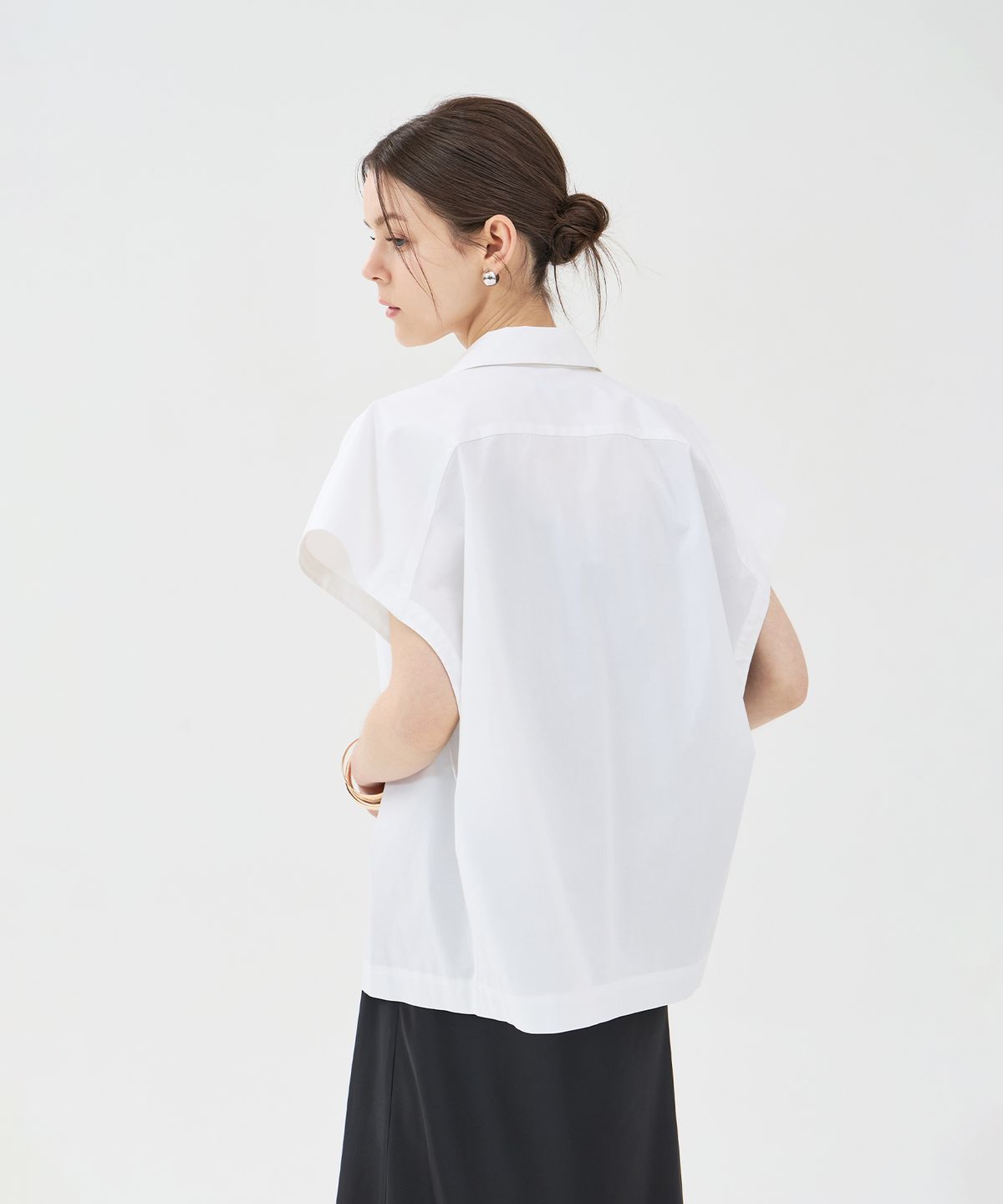 핀블랙(PINBLACK) 세미 오버핏 슬리브리스 셔츠 화이트
