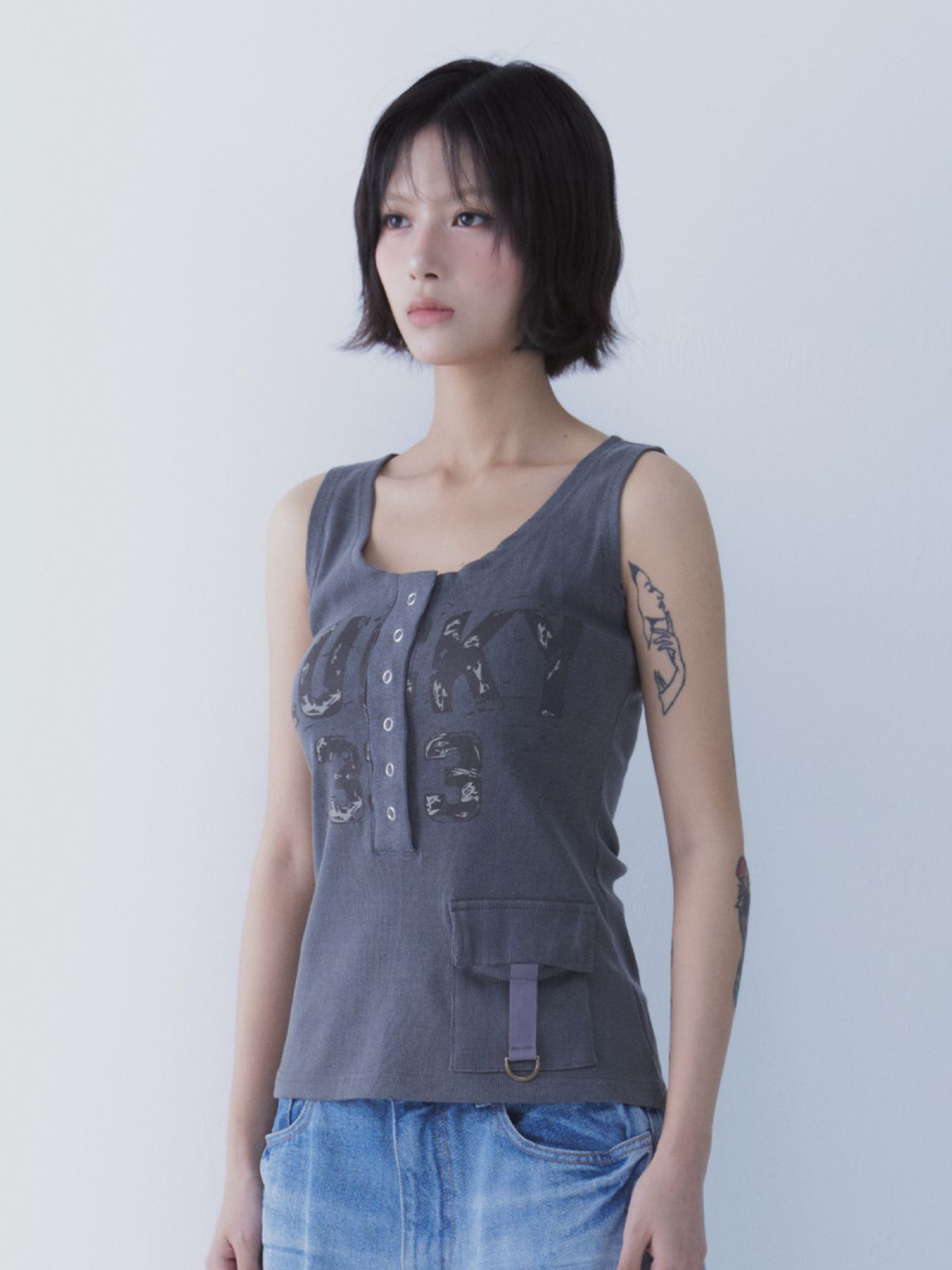 쎄쎄쎄(SETSETSET) LUCKY 333 POCKET SLEEVELESS CHARCOAL