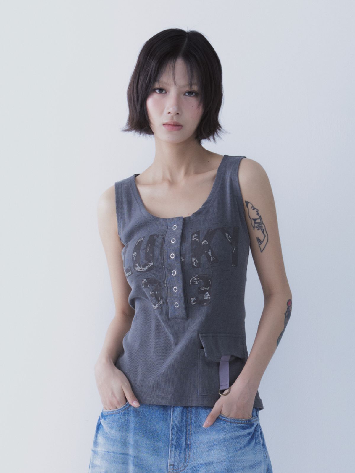 쎄쎄쎄(SETSETSET) LUCKY 333 POCKET SLEEVELESS CHARCOAL