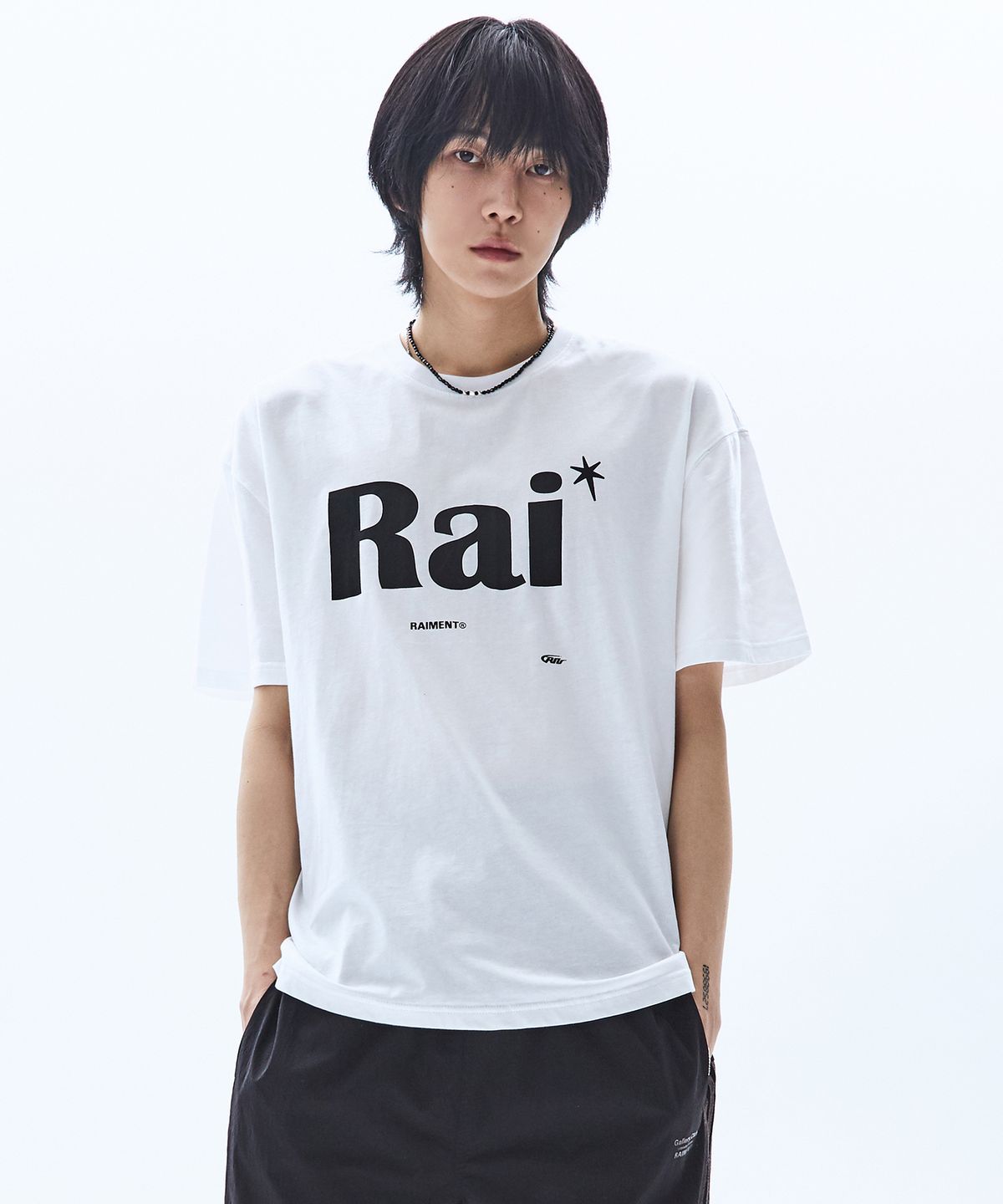 레이몬트(RAIMENT) 에센셜  RAI 로고 솔리드 반팔 티셔츠_화이트