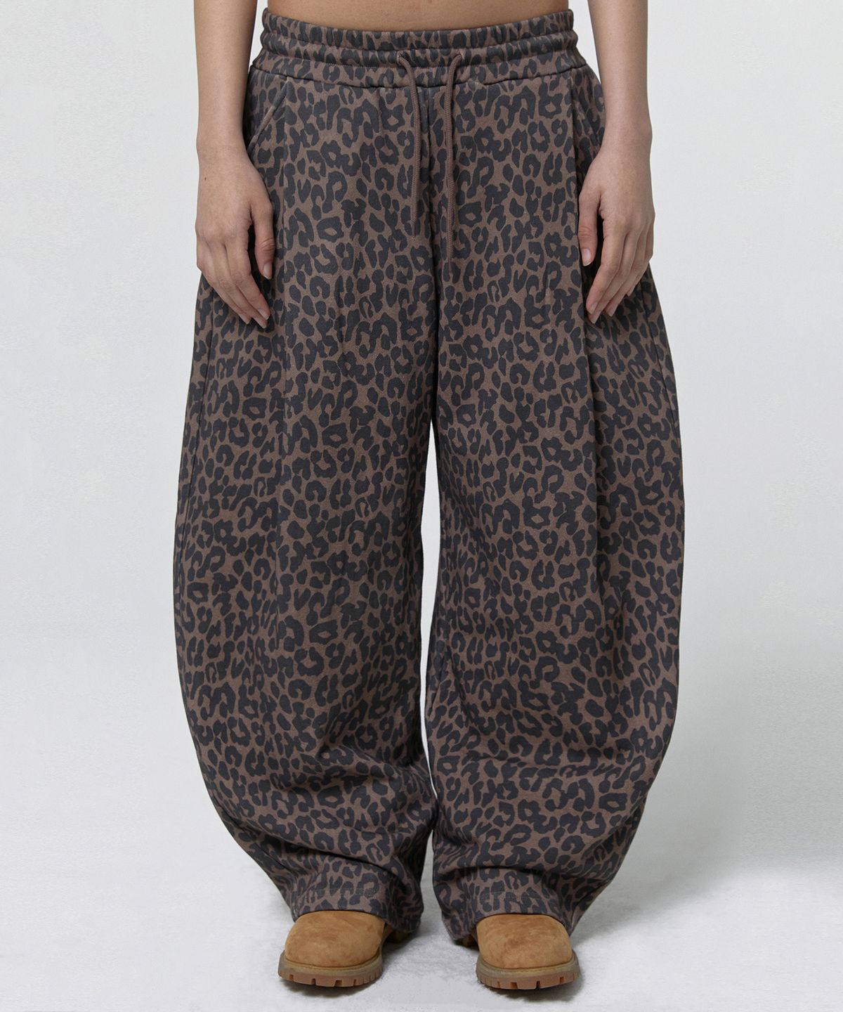 스웨이드(SUADE) TWO TUCK LONG PANTS [LEOPARD]