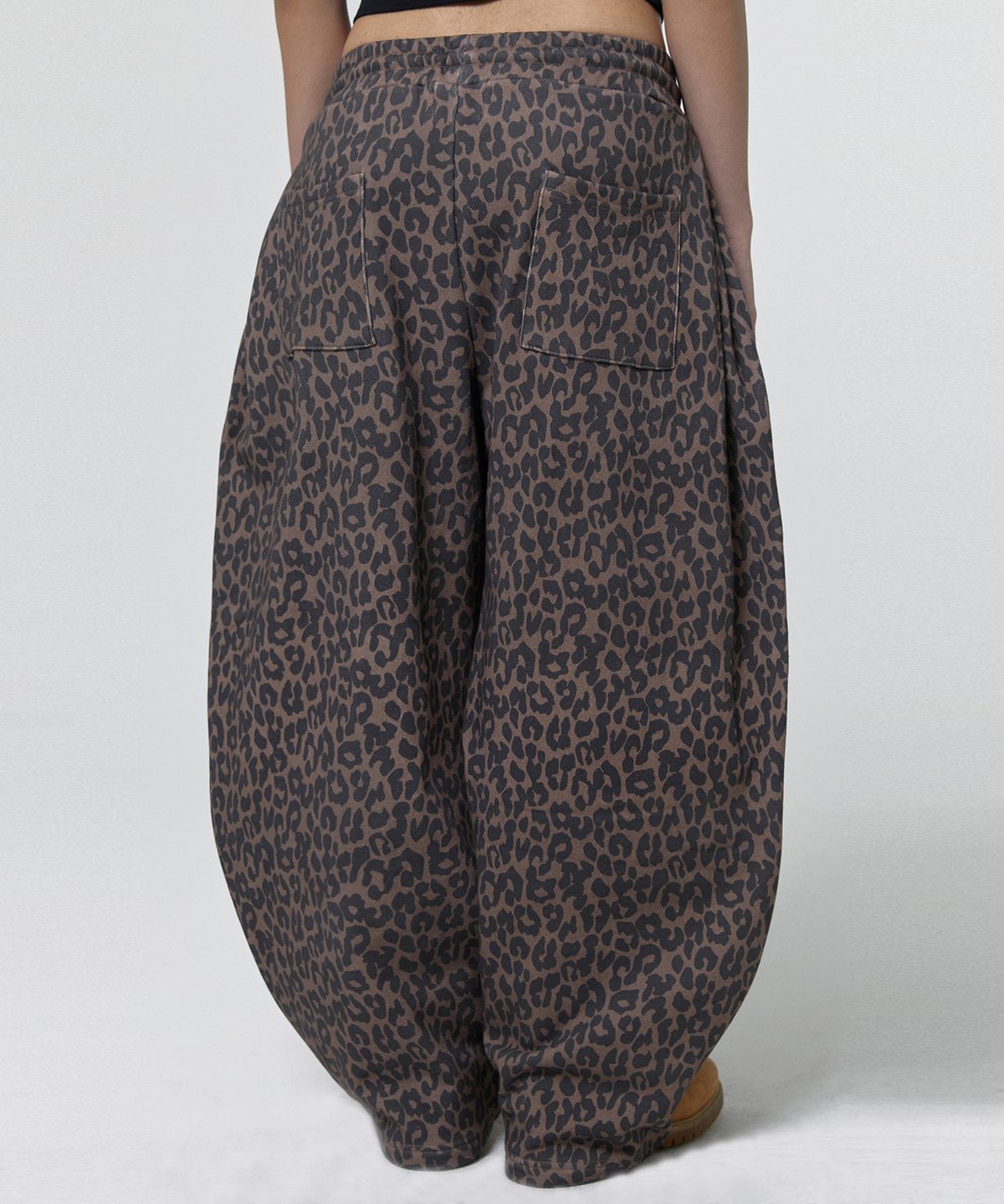 스웨이드(SUADE) TWO TUCK LONG PANTS [LEOPARD]