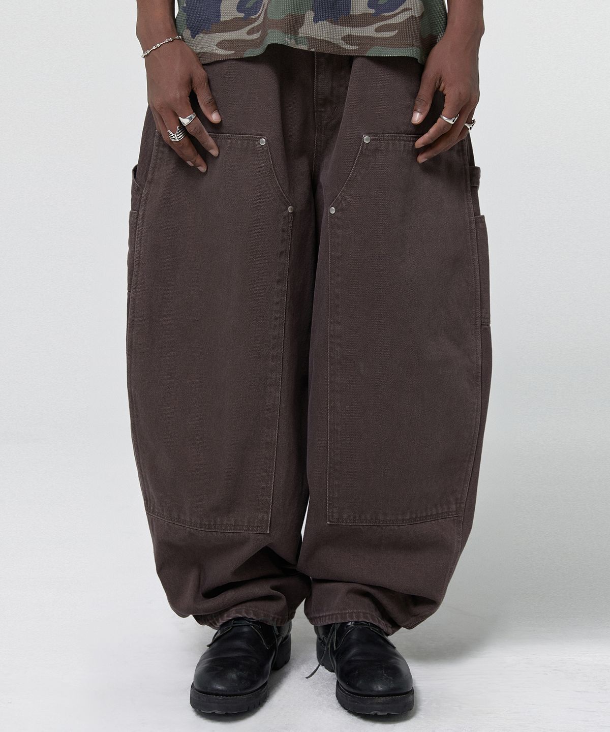 스웨이드(SUADE) CURVED DOUBLE KNEE PANTS [BROWN]