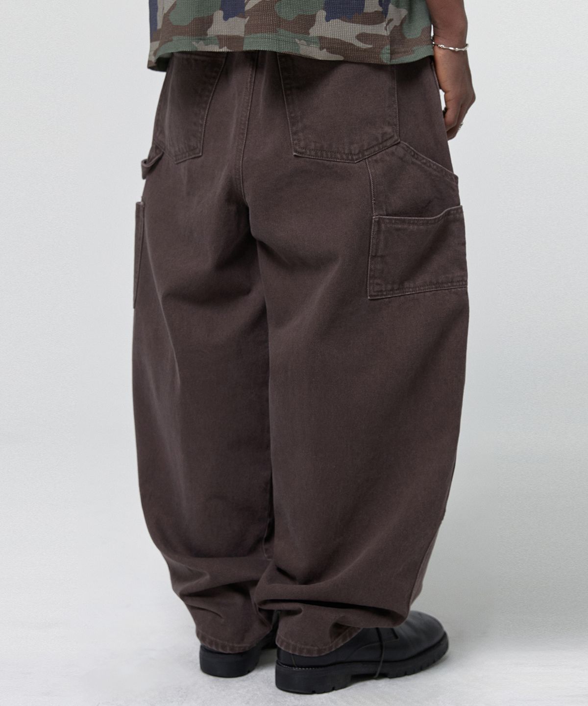 스웨이드(SUADE) CURVED DOUBLE KNEE PANTS [BROWN]