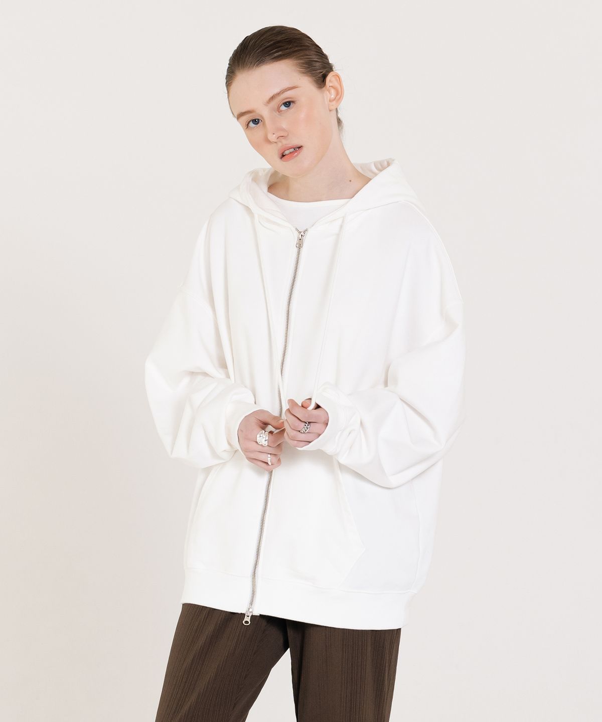 인지액티브(INJIACTIVE) Small Logo Pigment Full Hood Zip up 화이트