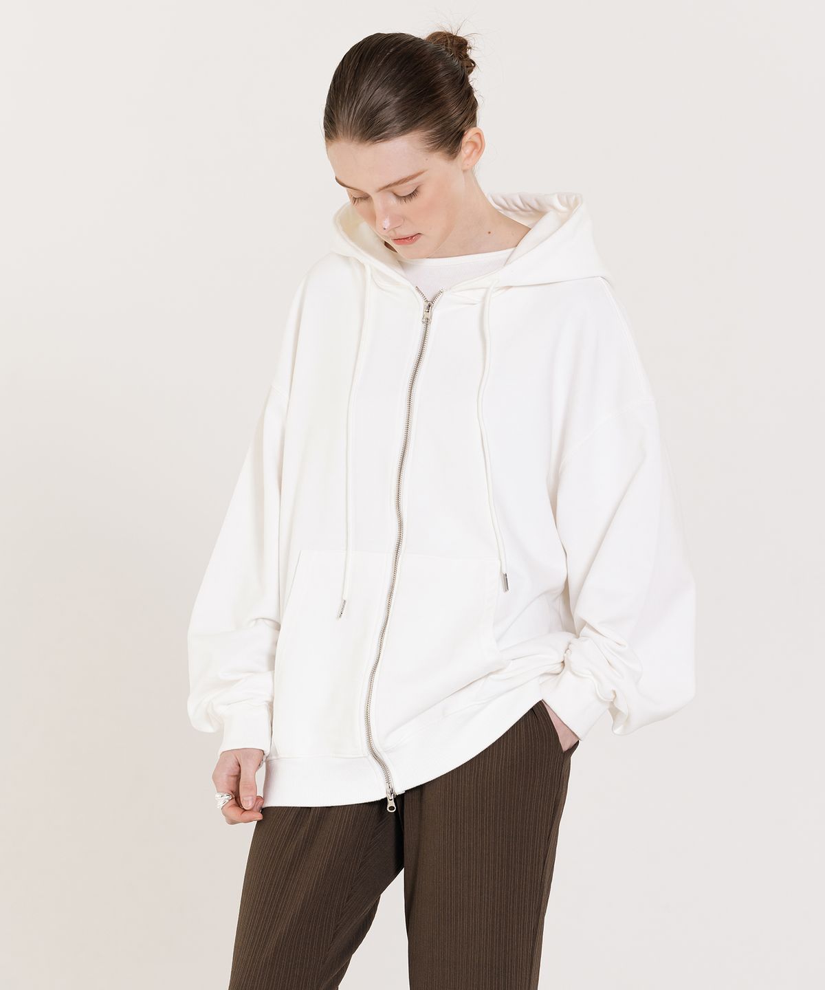 인지액티브(INJIACTIVE) Small Logo Pigment Full Hood Zip up 화이트