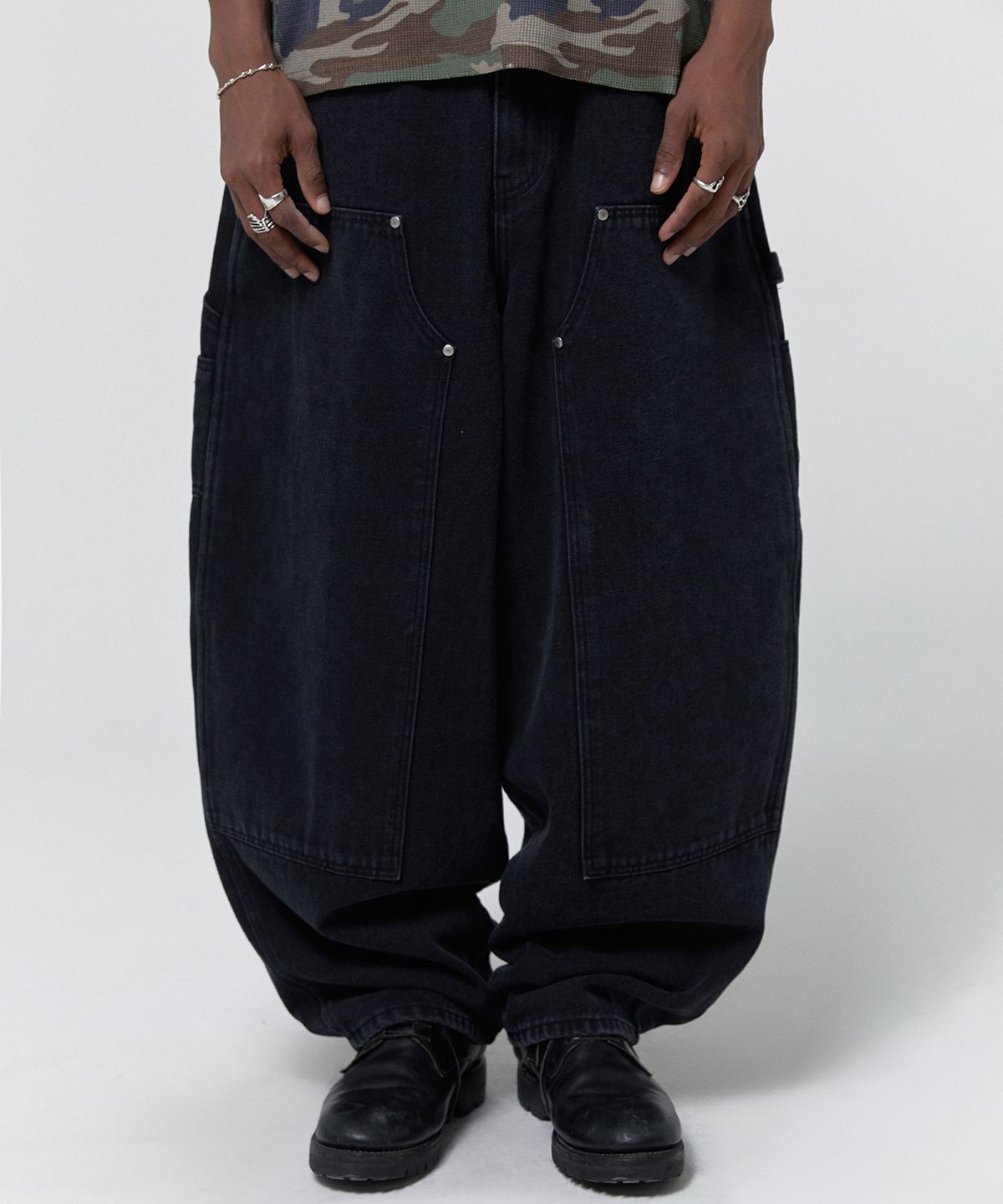 스웨이드(SUADE) CURVED DOUBLE KNEE PANTS [BLACK]