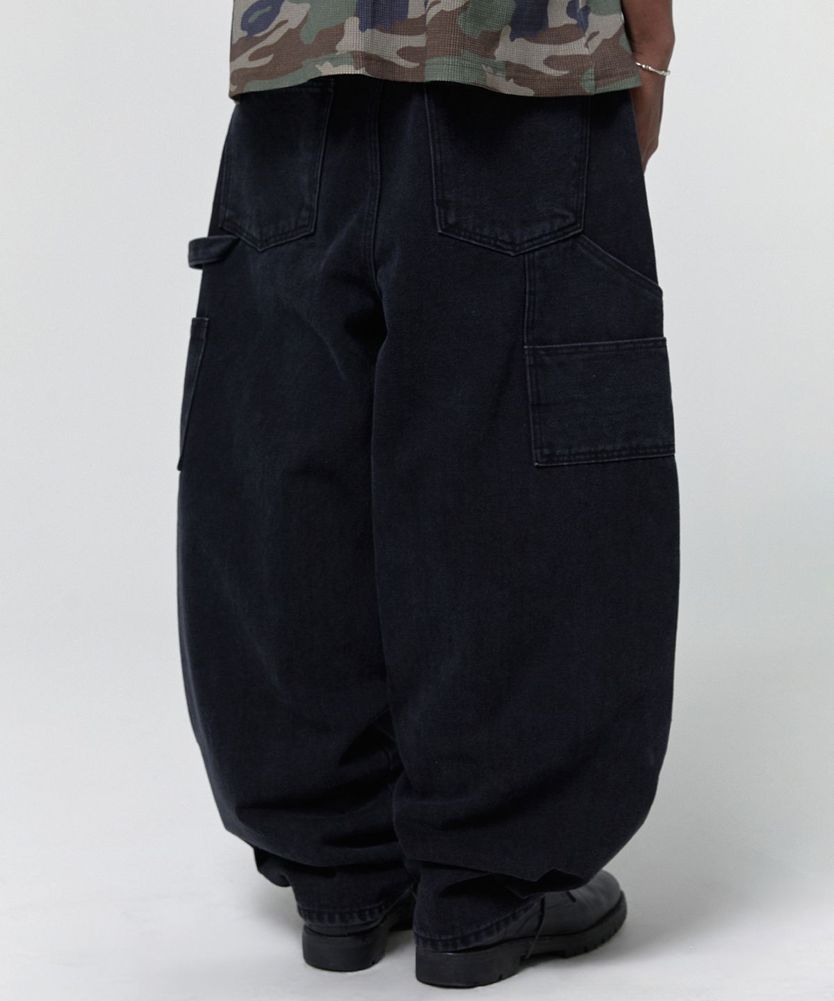 스웨이드(SUADE) CURVED DOUBLE KNEE PANTS [BLACK]
