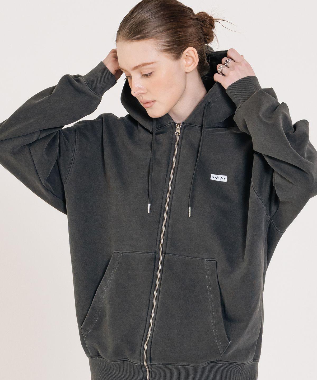 인지액티브(INJIACTIVE) Small Logo Pigment Full Hood Zip up 블랙
