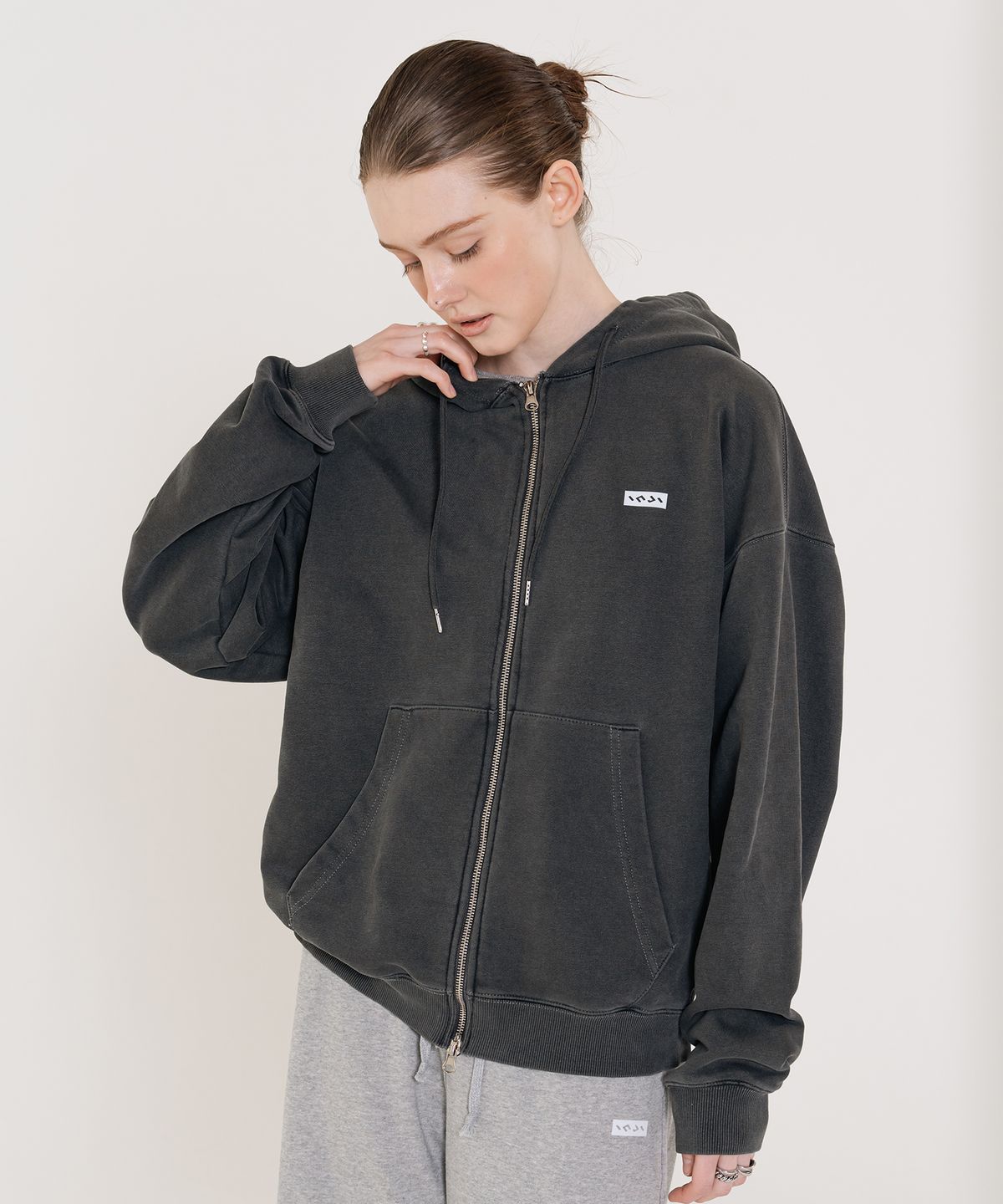인지액티브(INJIACTIVE) Small Logo Pigment Full Hood Zip up 블랙