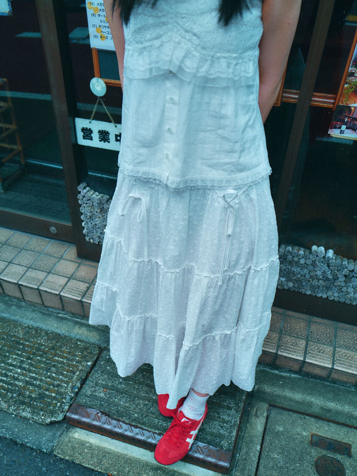 로액슈얼(LO AXUAL) PUNCHING LACE RIBBON TIERD SKIRT_OFF WHITE