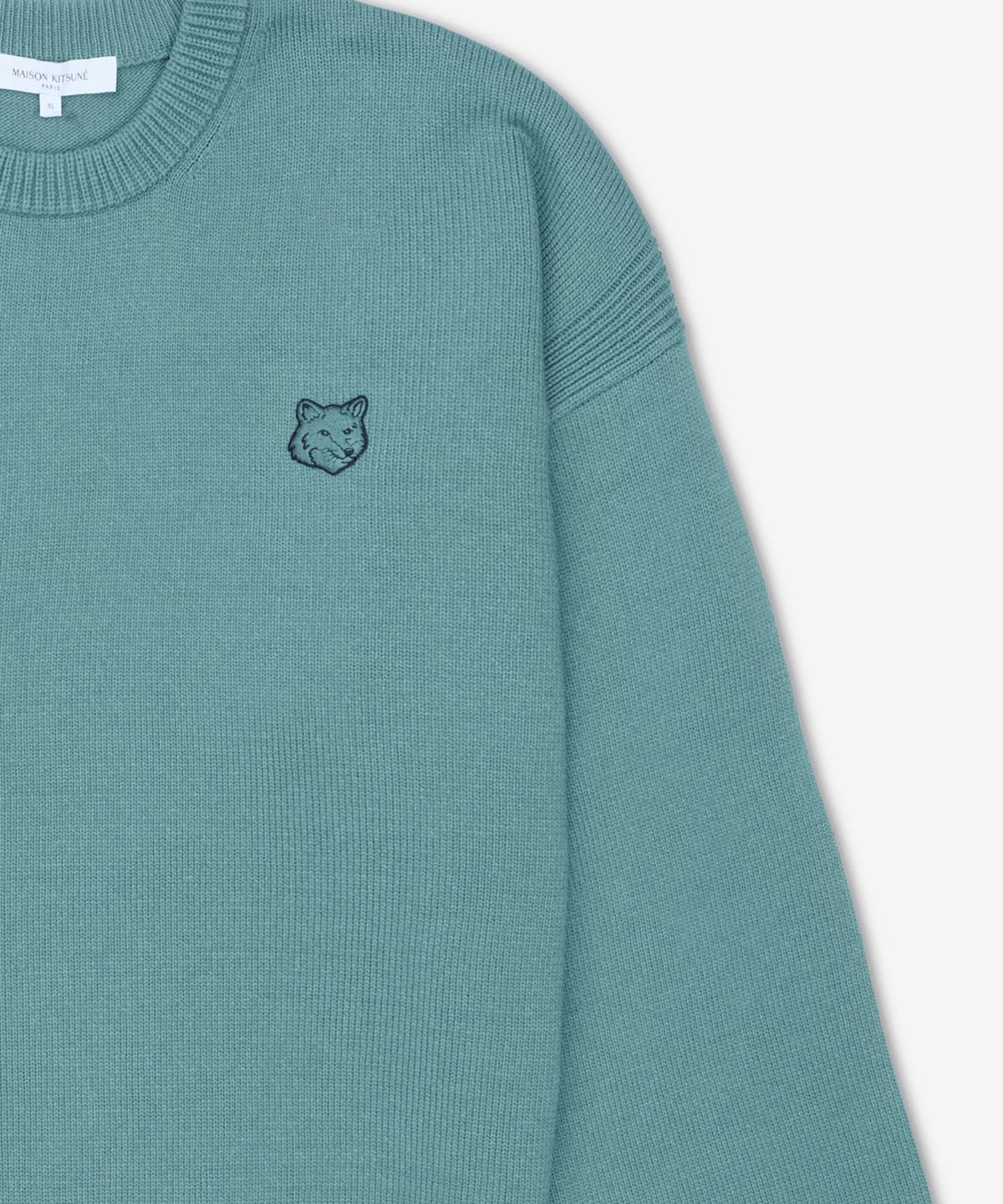 메종 키츠네(MAISON KITSUNE) 볼드 폭스 헤드 패치 맨투맨 - 소프트 틸 / OM00801KT10990080
