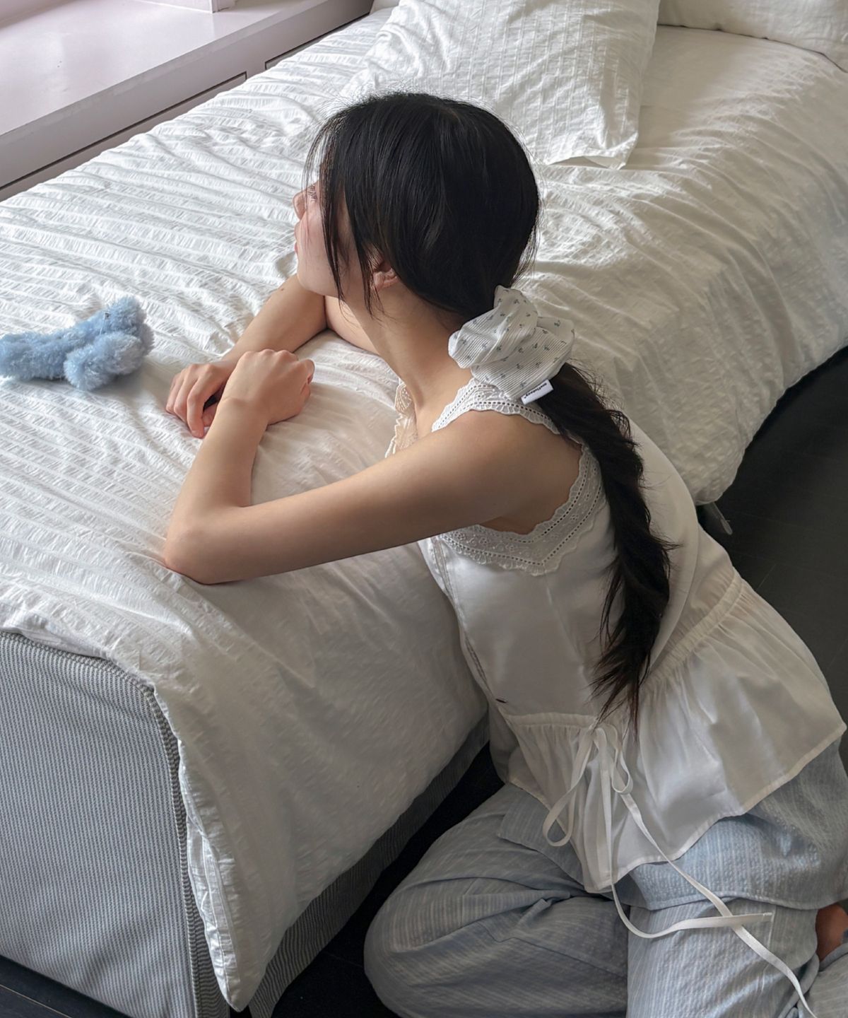 멜로토리(MELLOTORY) 레이스 테이핑 나시 블라우스 (화이트)