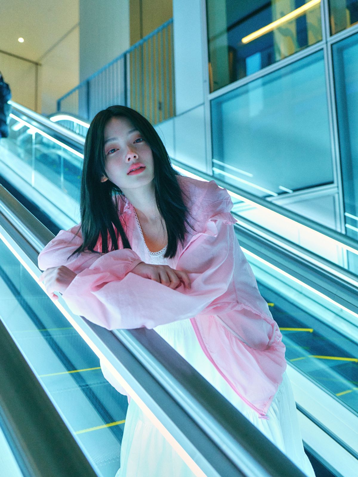 로액슈얼(LO AXUAL) OVERSIZED FRILL HOODED WINDBREAKER_PINK