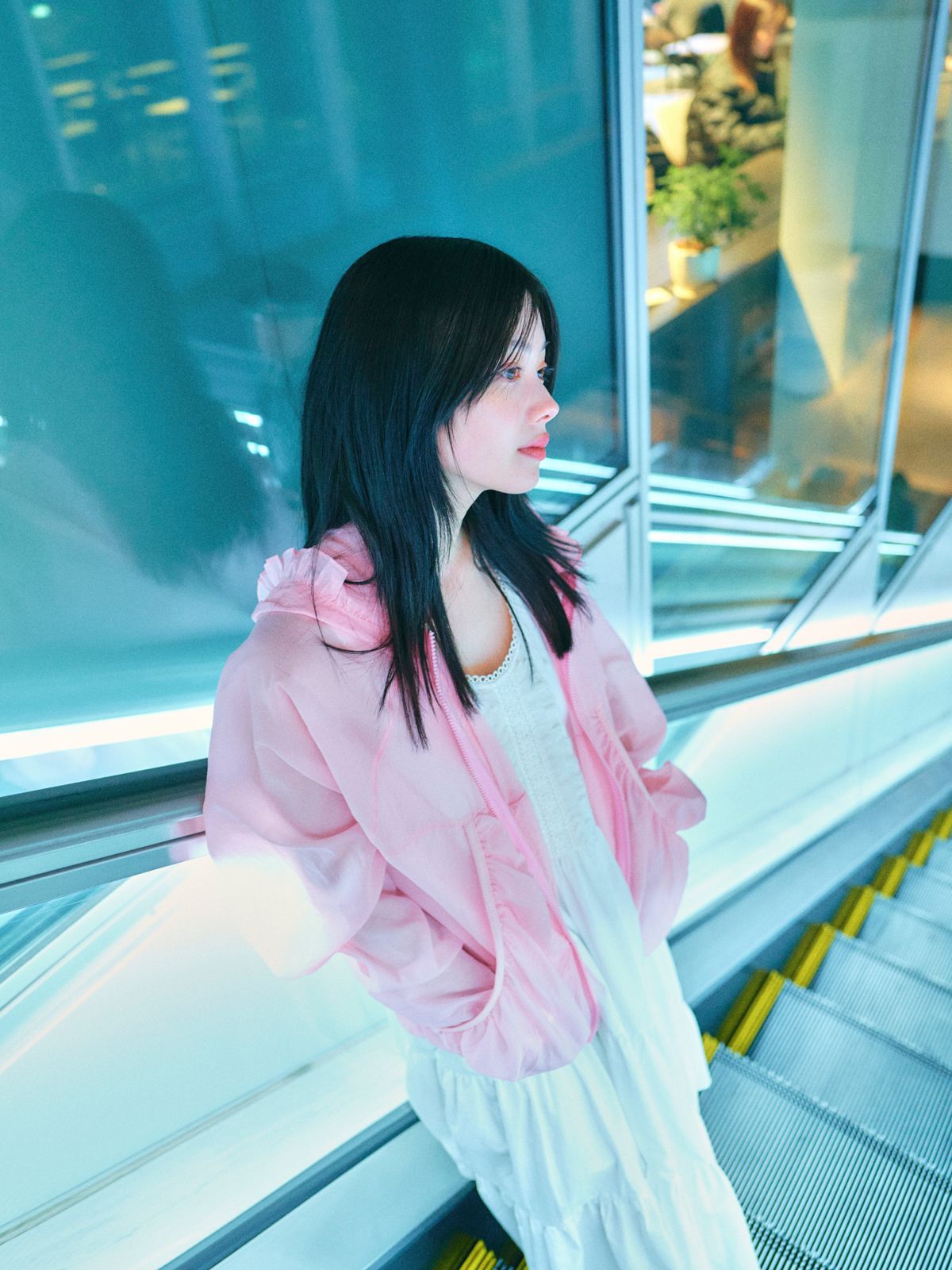 로액슈얼(LO AXUAL) OVERSIZED FRILL HOODED WINDBREAKER_PINK