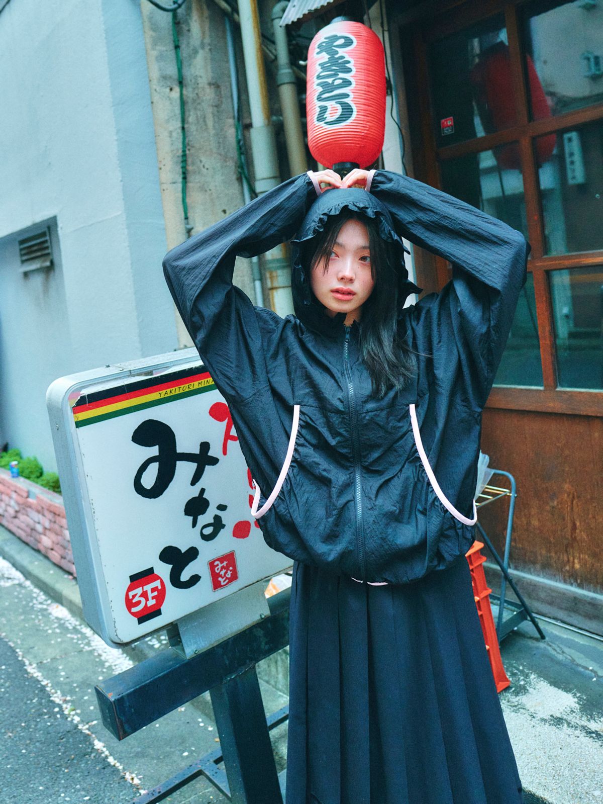 로액슈얼(LO AXUAL) OVERSIZED FRILL HOODED WINDBREAKER_BLACK