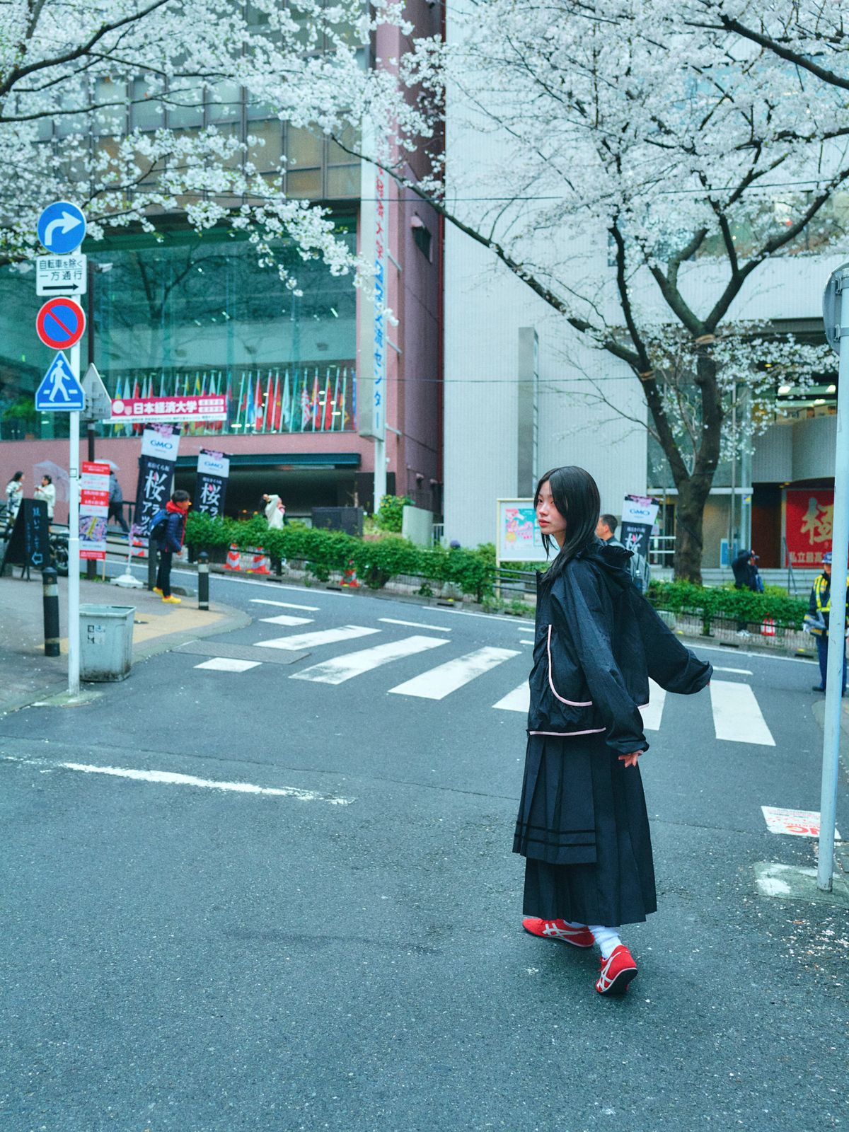 로액슈얼(LO AXUAL) OVERSIZED FRILL HOODED WINDBREAKER_BLACK