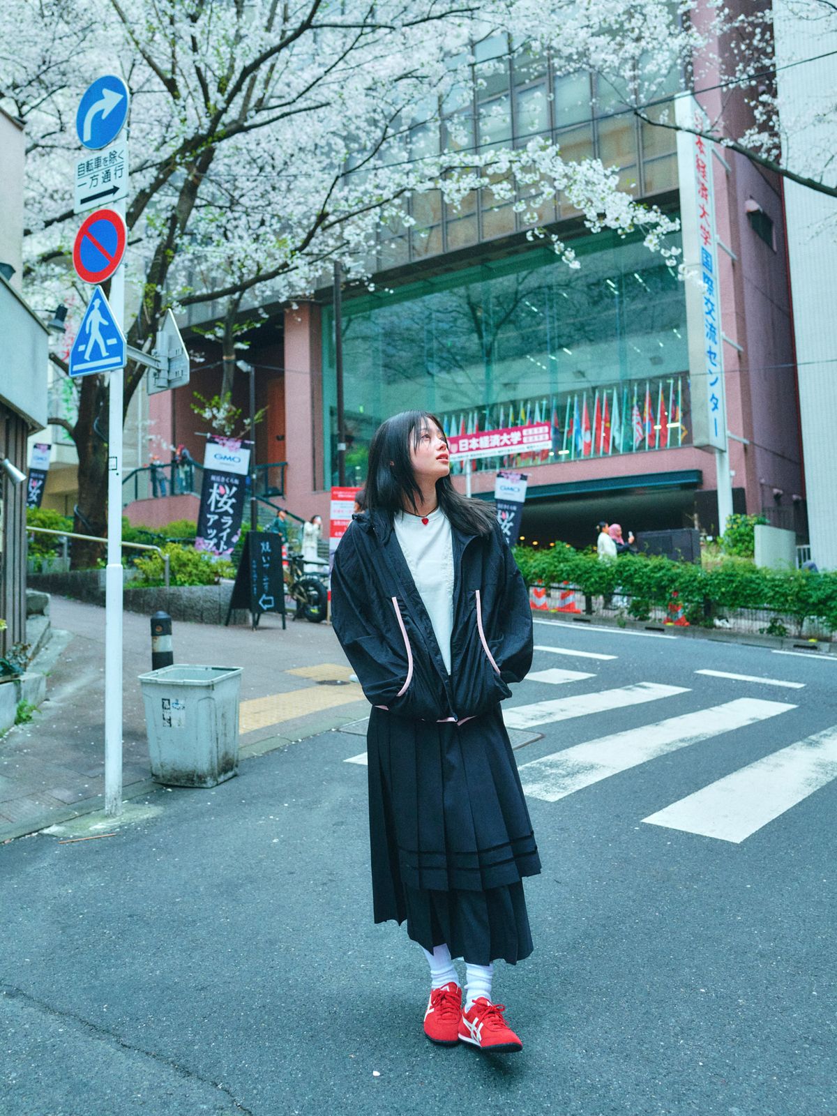 로액슈얼(LO AXUAL) OVERSIZED FRILL HOODED WINDBREAKER_BLACK
