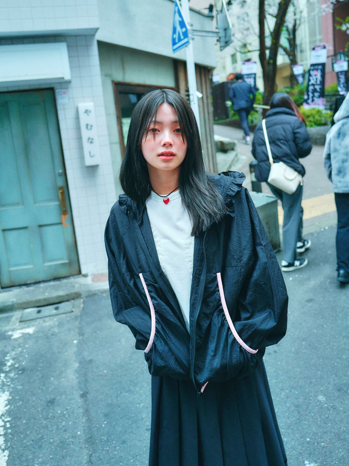 로액슈얼(LO AXUAL) OVERSIZED FRILL HOODED WINDBREAKER_BLACK