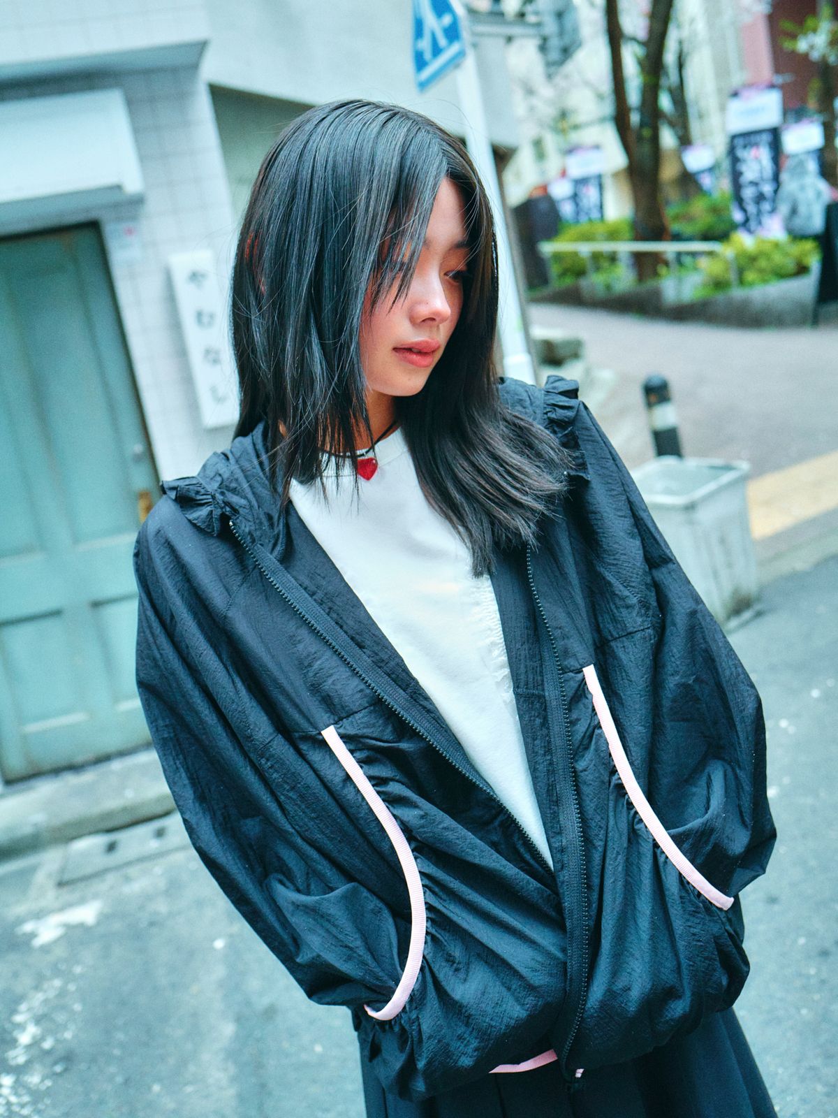 로액슈얼(LO AXUAL) OVERSIZED FRILL HOODED WINDBREAKER_BLACK