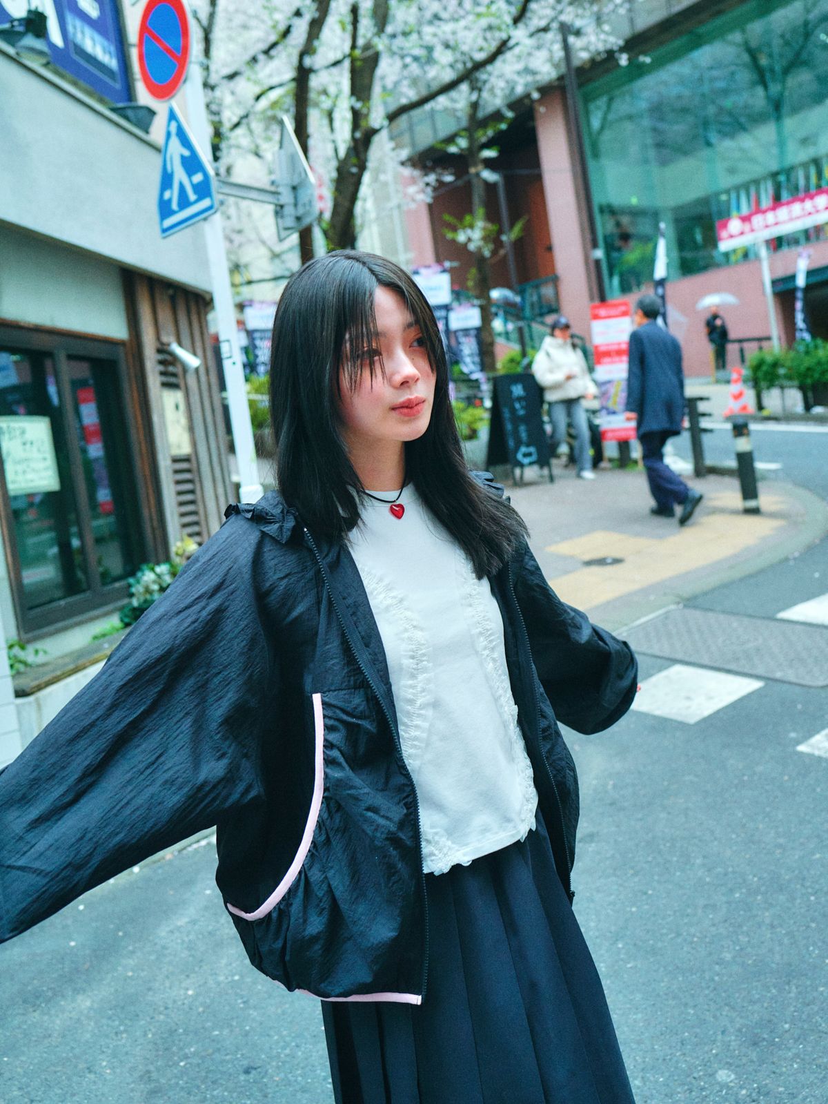 로액슈얼(LO AXUAL) OVERSIZED FRILL HOODED WINDBREAKER_BLACK