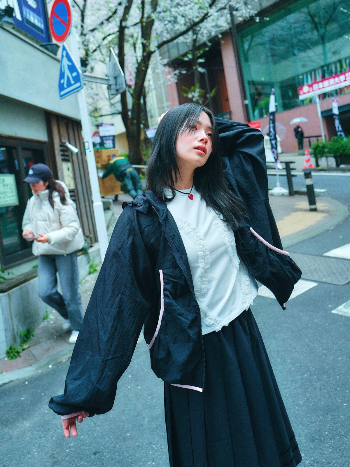 로액슈얼(LO AXUAL) OVERSIZED FRILL HOODED WINDBREAKER_BLACK