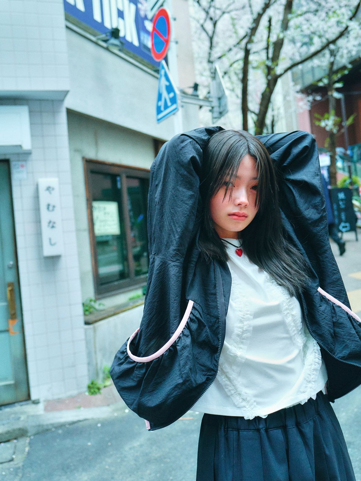 로액슈얼(LO AXUAL) OVERSIZED FRILL HOODED WINDBREAKER_BLACK