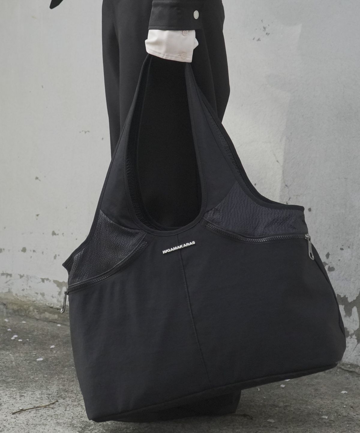 이우가마카라스(IUGAMAKARAS) Nylon Shopper Bag (Black)