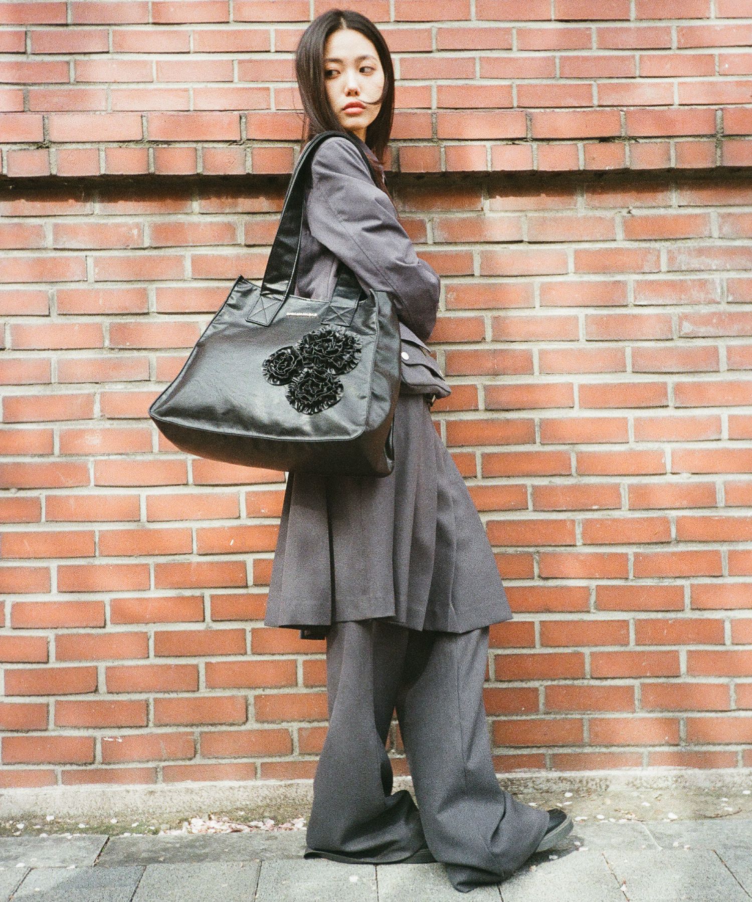 IUGAMAKARAS★韓国★人気 Flowers Leather Shoulder Bag (Black) MUSINSA | IUGAMAKARAS Flowers Leather Shoulder Bag (Black)