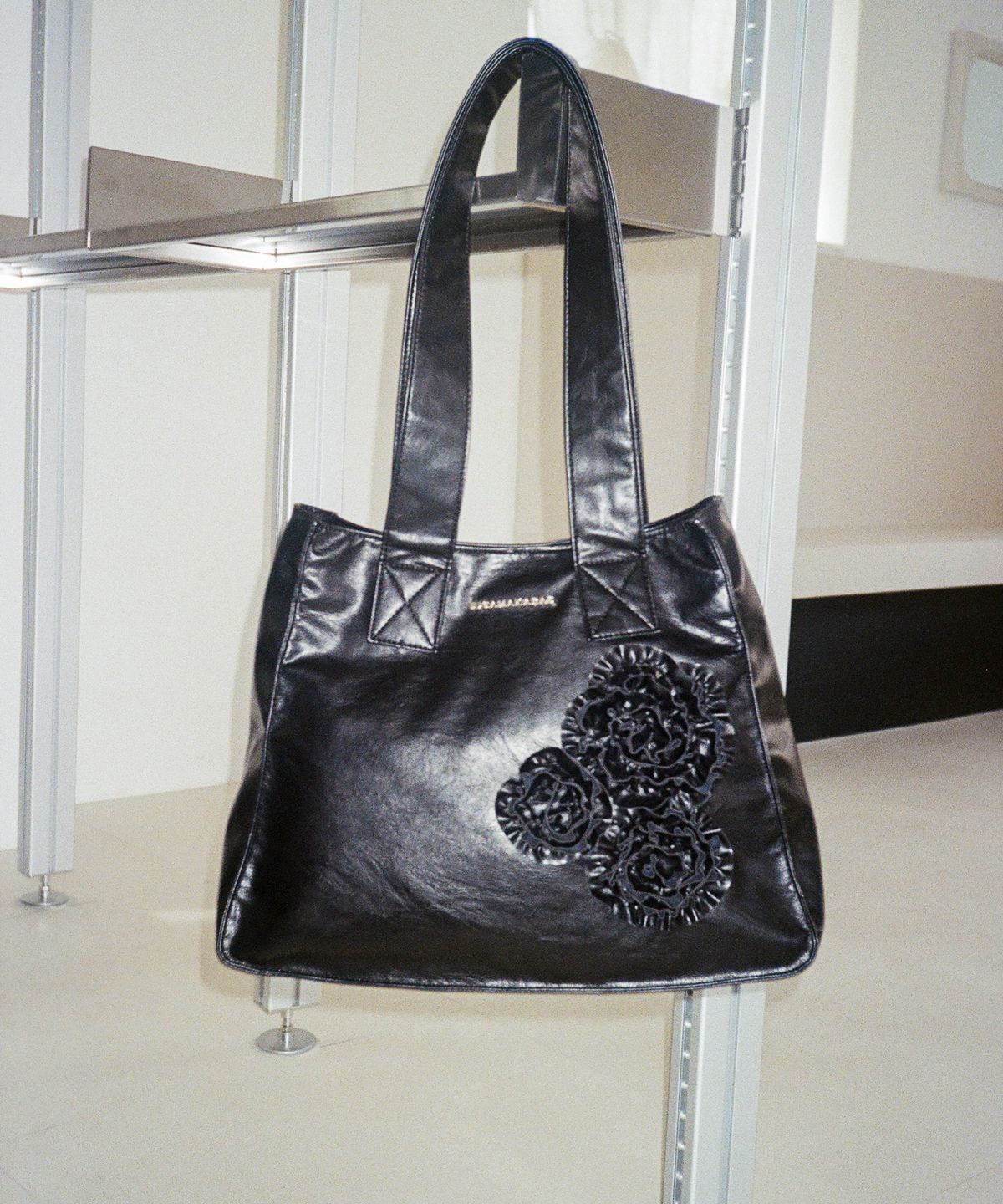 이우가마카라스(IUGAMAKARAS) Flowers Leather Shoulder Bag (Black)