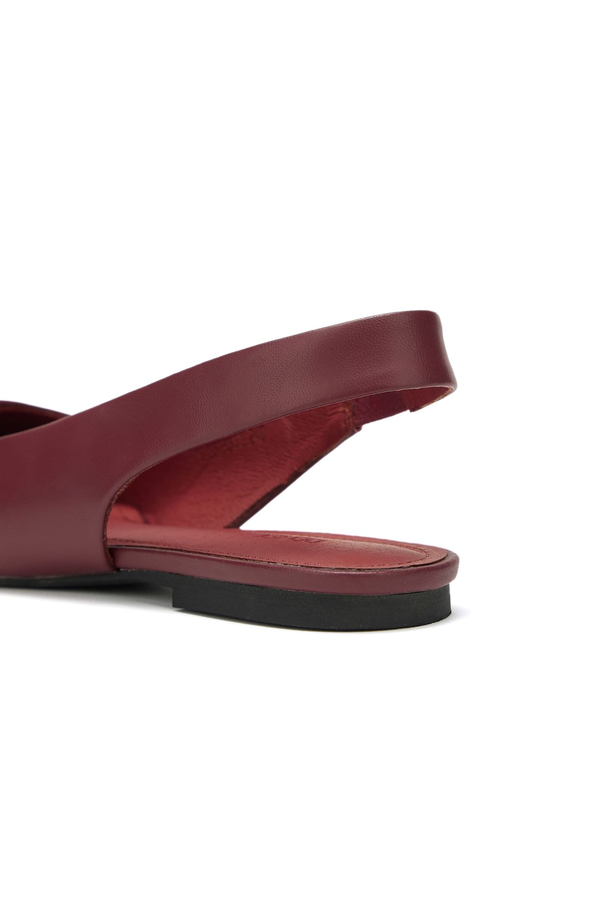 다이닛(DEINET) DEINET BUCKLE MULE IN BURGUNDY