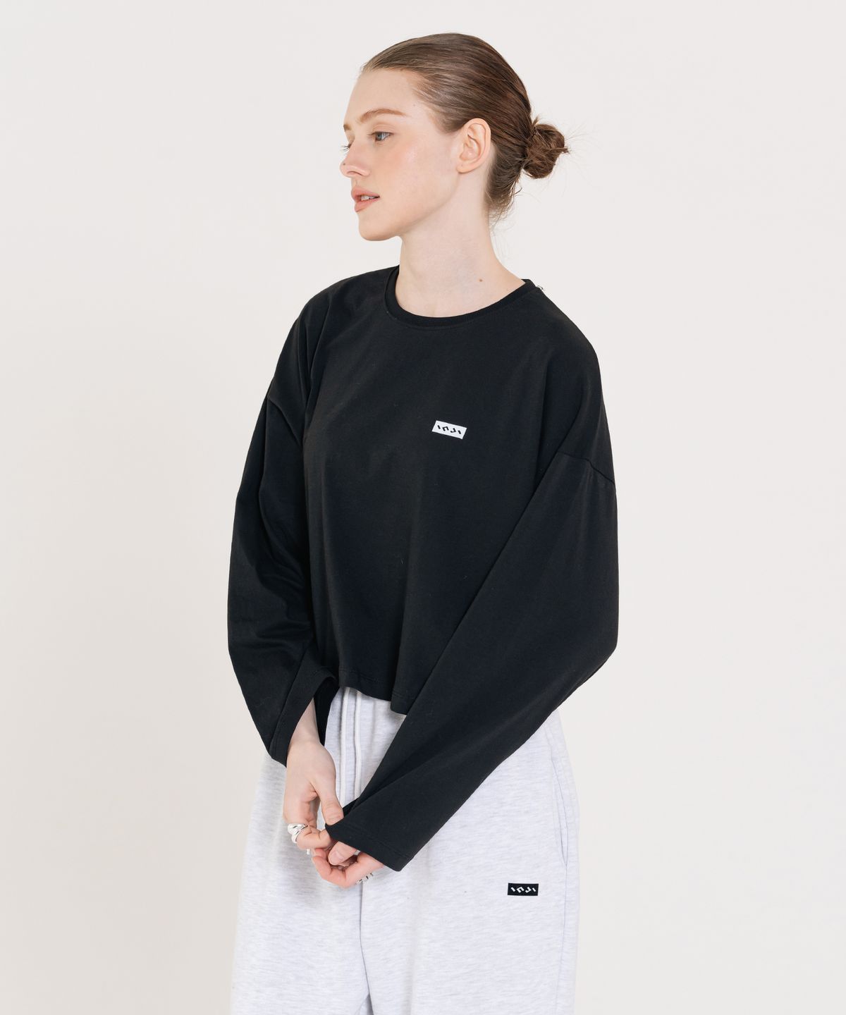 인지액티브(INJIACTIVE) Small Logo Crop Long Sleeve 블랙