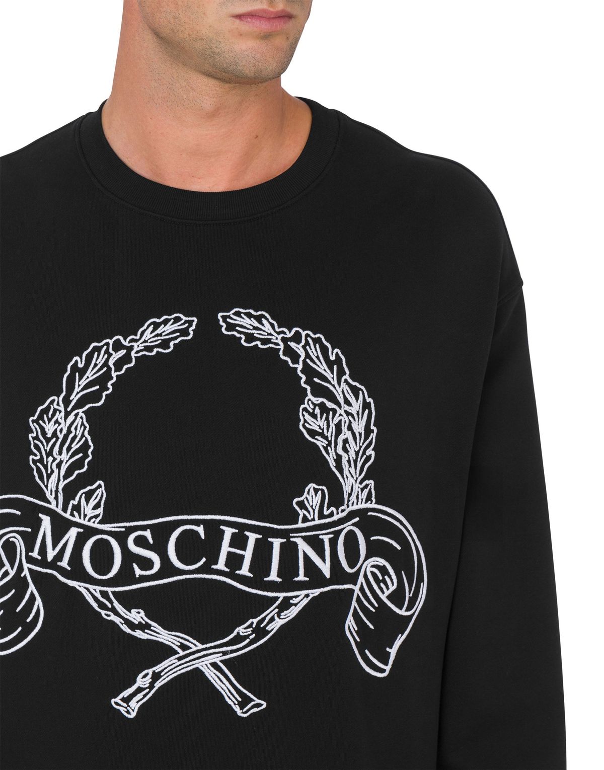 모스키노(MOSCHINO) 월계관 자수 스웻셔츠