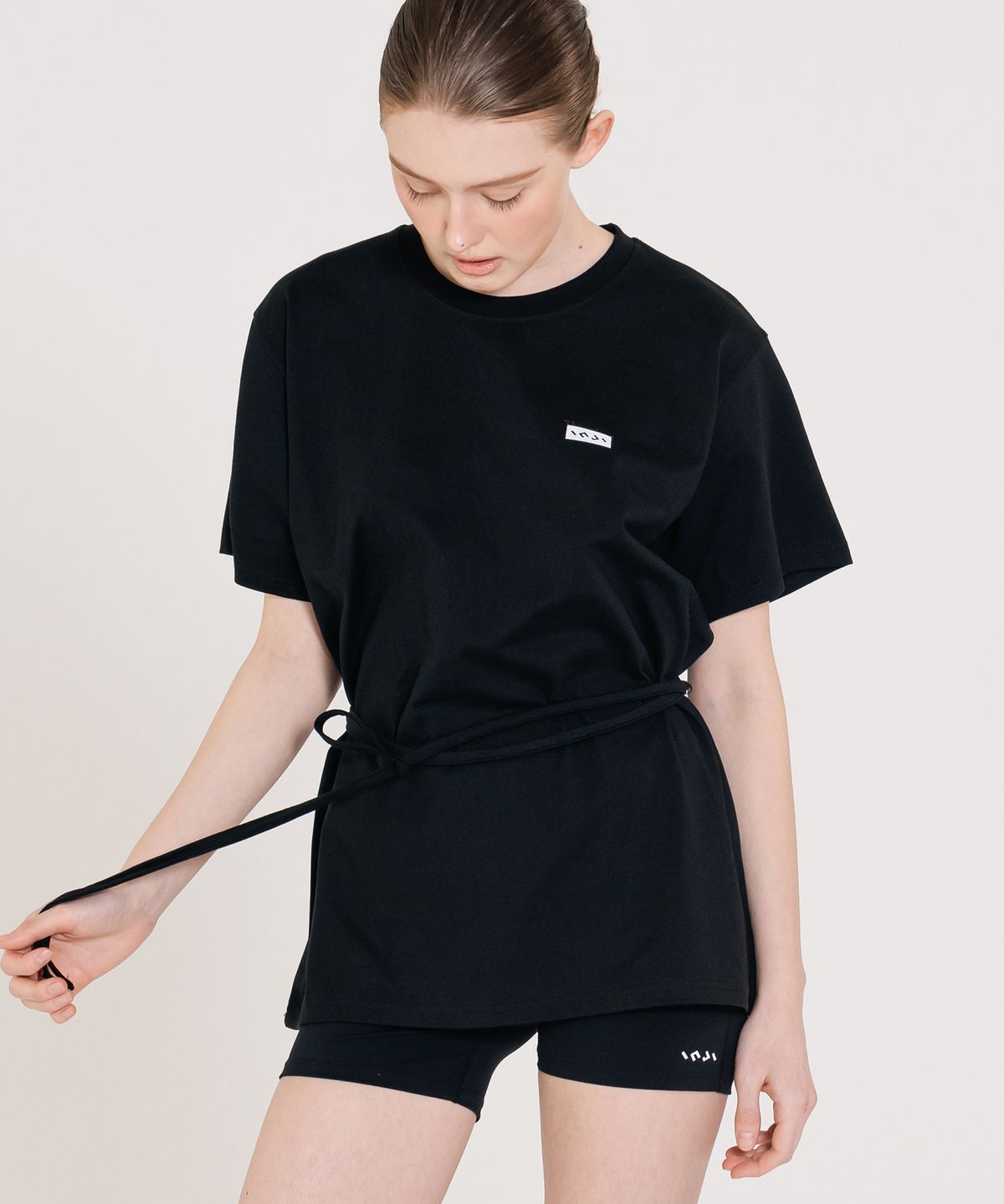 인지액티브(INJIACTIVE) Small Logo Over Strap tee 블랙